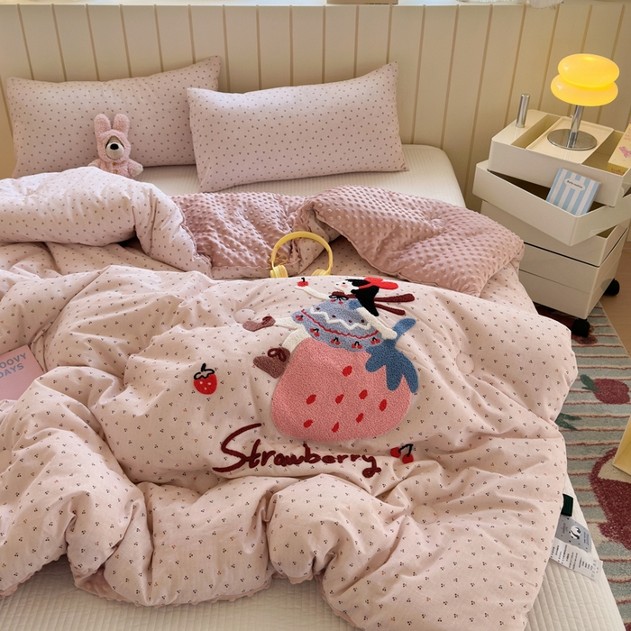 91家纺网 家纺一手货源 找家纺 寐居家纺 2025新款全棉水洗棉豆豆绒被芯被子 草莓女孩