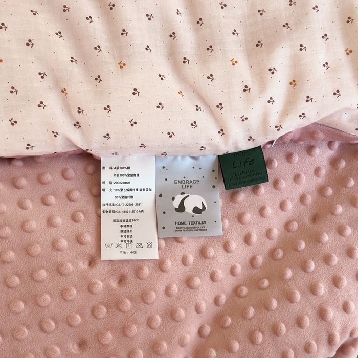 91家纺网 家纺一手货源 找家纺 寐居家纺 2025新款全棉水洗棉豆豆绒被芯被子 草莓女孩