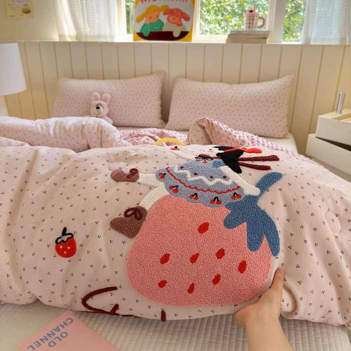 91家纺网 家纺一手货源 找家纺 寐居家纺 2025新款全棉水洗棉豆豆绒被芯被子 草莓女孩