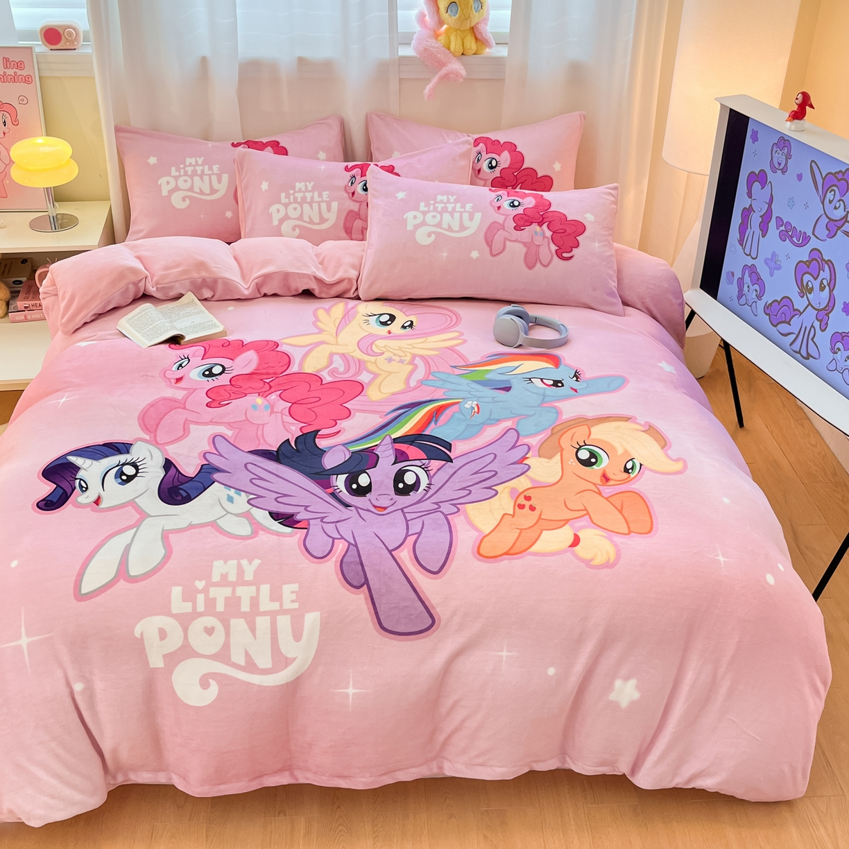 91家纺网 家纺一手货源 找家纺 金爱家 2025新款正版小马宝莉授权大版卡通平网数码印花加厚高克重牛奶绒系列四件套 绒大版-宝莉大家族