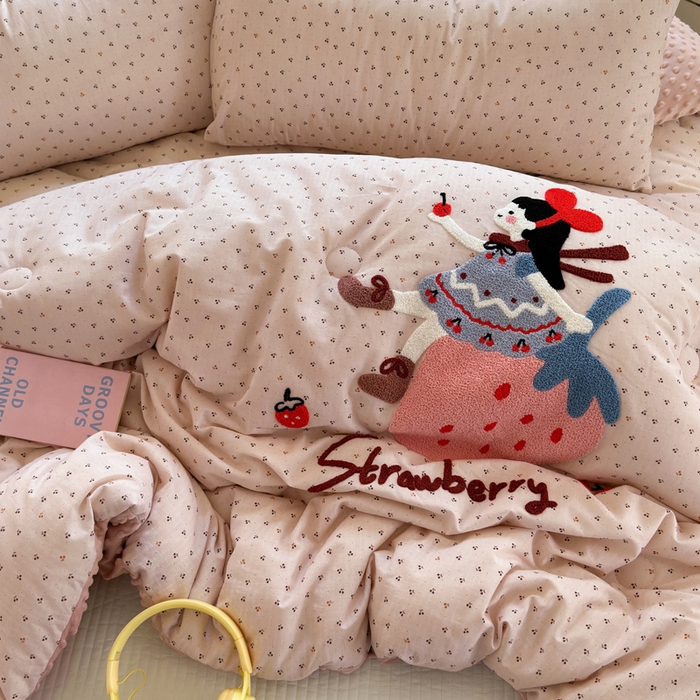 91家纺网 家纺一手货源 找家纺 寐居家纺 2025新款全棉水洗棉豆豆绒被芯被子 草莓女孩