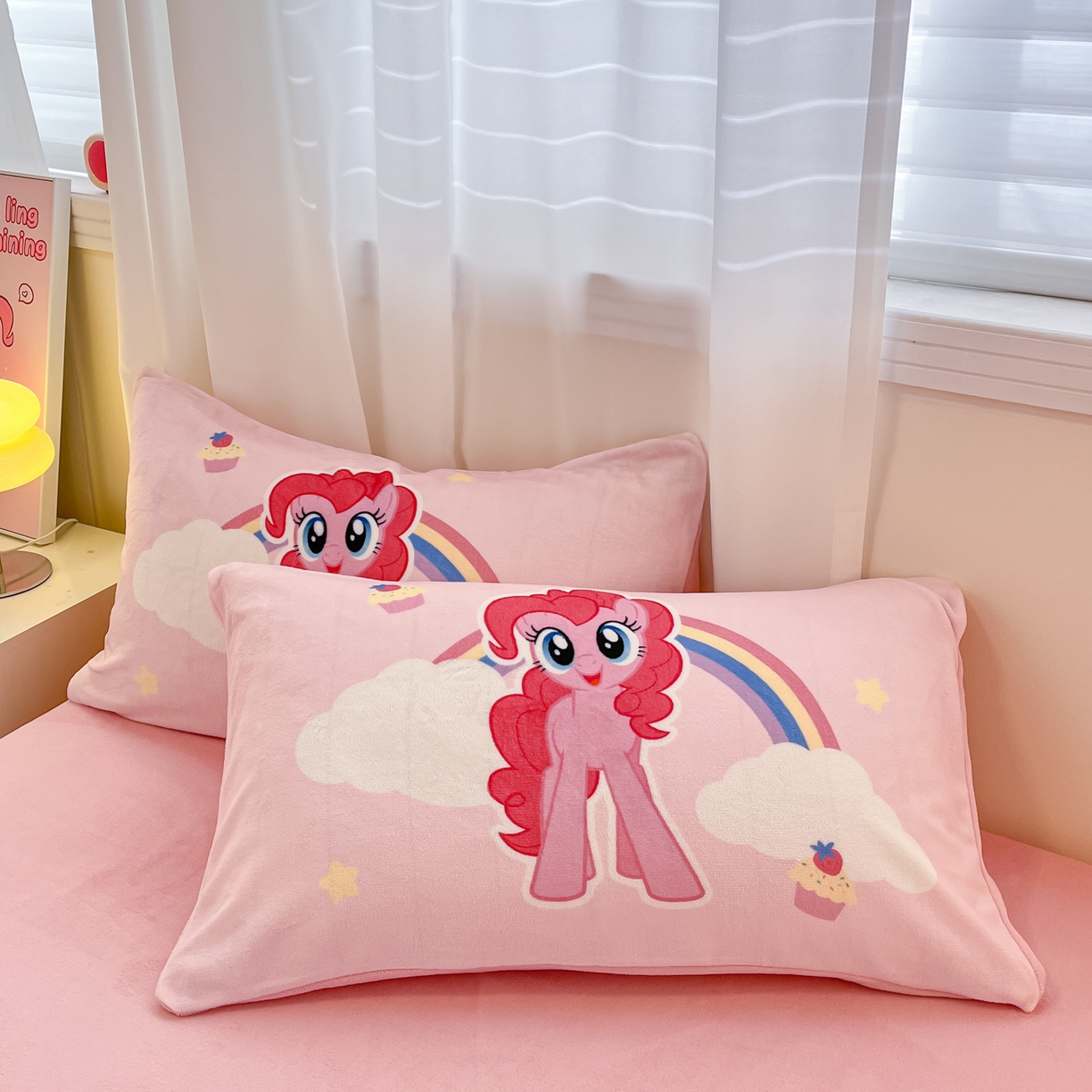 91家纺网 家纺一手货源 找家纺 金爱家 2025新款正版小马宝莉授权大版卡通平网数码印花加厚高克重牛奶绒系列四件套 绒大版-彩虹好朋友