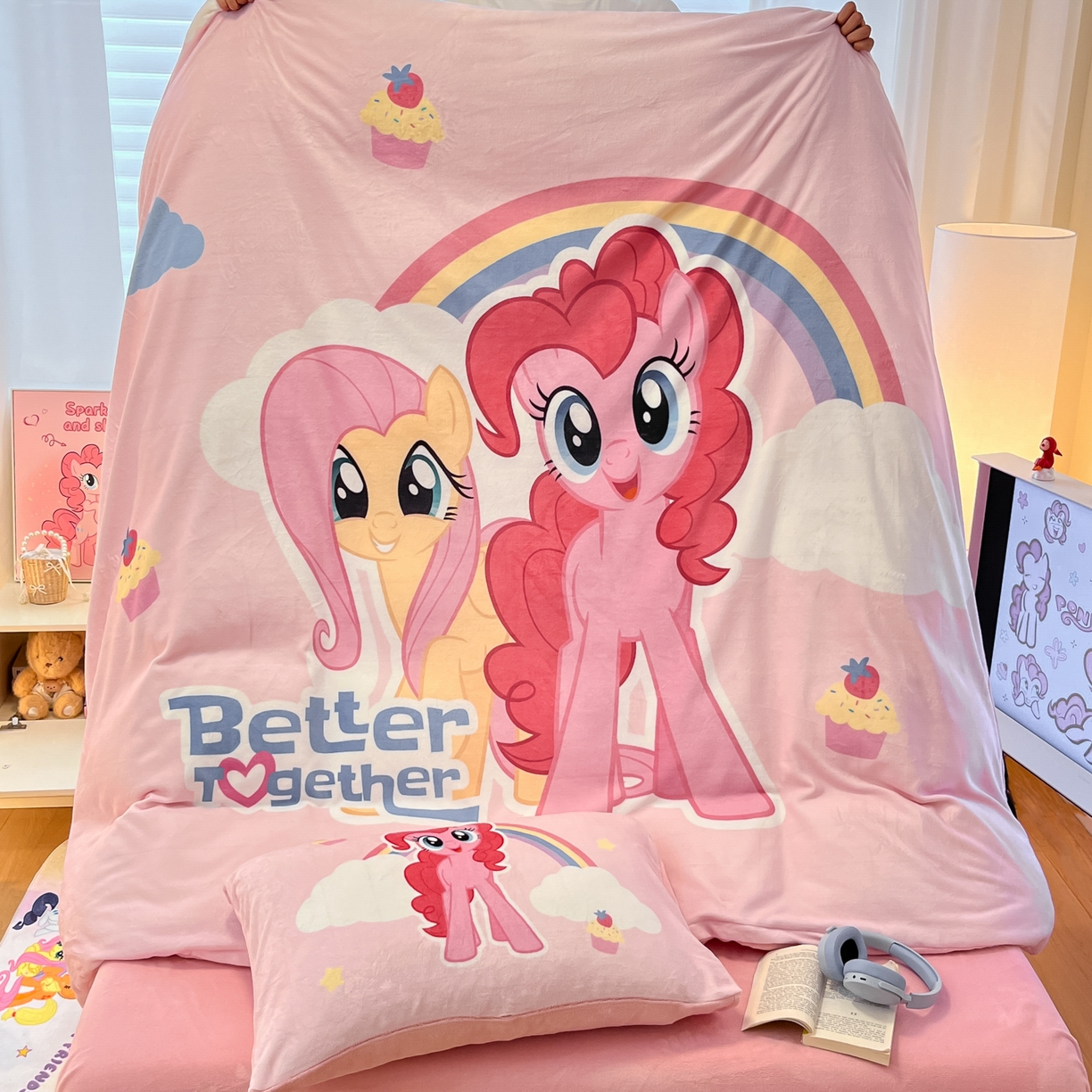 91家纺网 家纺一手货源 找家纺 金爱家 2025新款正版小马宝莉授权大版卡通平网数码印花加厚高克重牛奶绒系列四件套 绒大版-彩虹好朋友