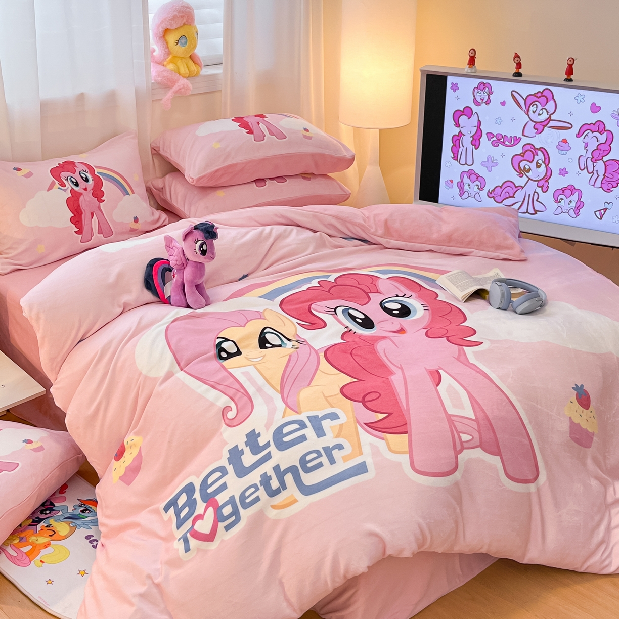 91家纺网 家纺一手货源 找家纺 金爱家 2025新款正版小马宝莉授权大版卡通平网数码印花加厚高克重牛奶绒系列四件套 绒大版-彩虹好朋友