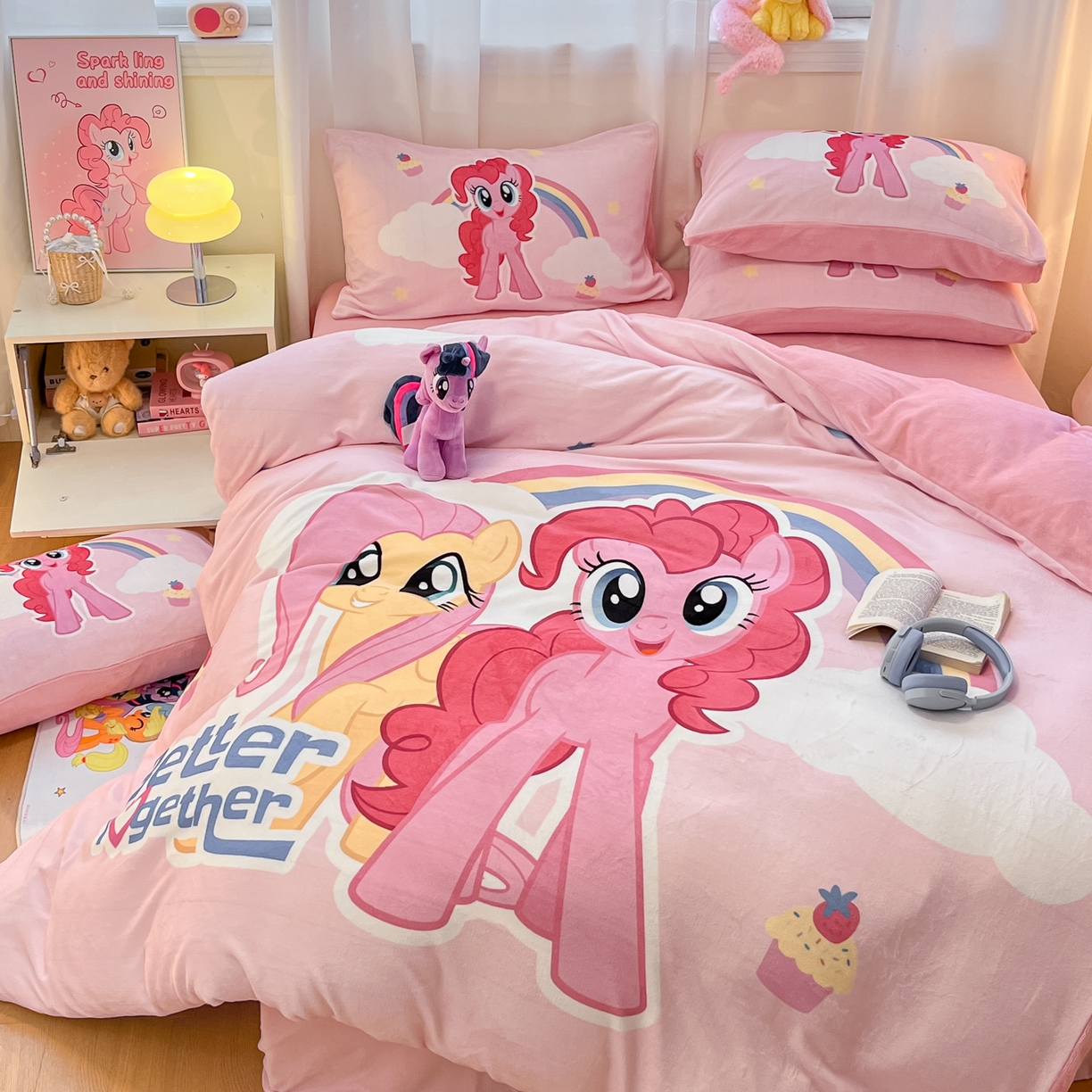 91家纺网 家纺一手货源 找家纺 金爱家 2025新款正版小马宝莉授权大版卡通平网数码印花加厚高克重牛奶绒系列四件套 绒大版-彩虹好朋友