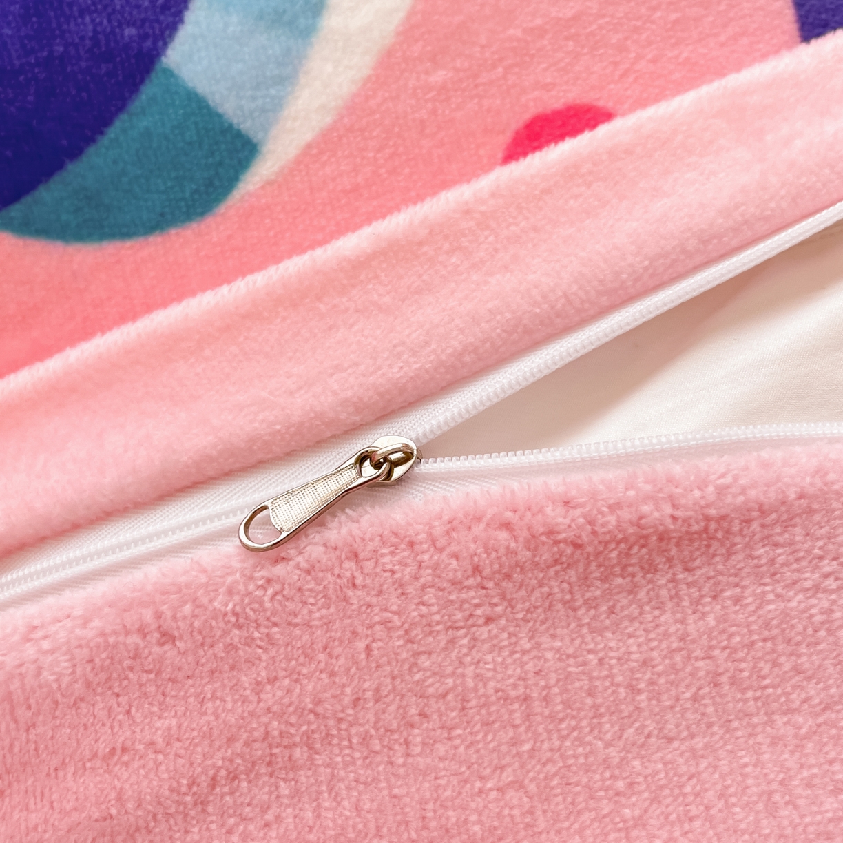 91家纺网 家纺一手货源 找家纺 金爱家 2025新款正版小马宝莉授权大版卡通平网数码印花加厚高克重牛奶绒系列四件套 绒大版-甜甜圈碧琪