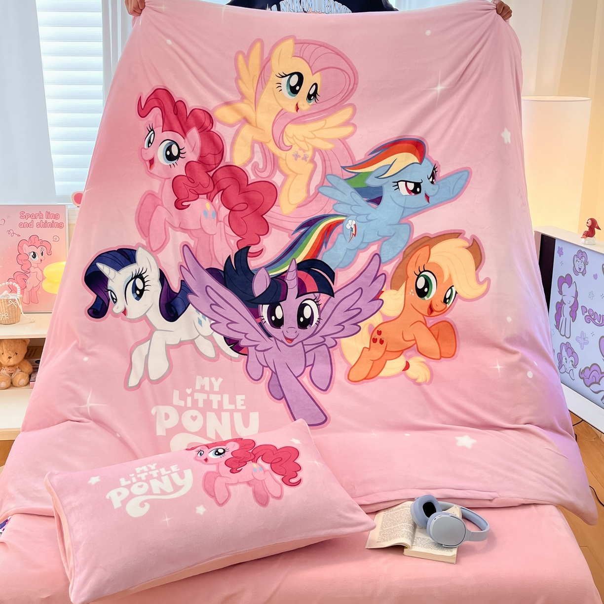 91家纺网 家纺一手货源 找家纺 金爱家 2025新款正版小马宝莉授权大版卡通平网数码印花加厚高克重牛奶绒系列四件套 绒大版-宝莉大家族