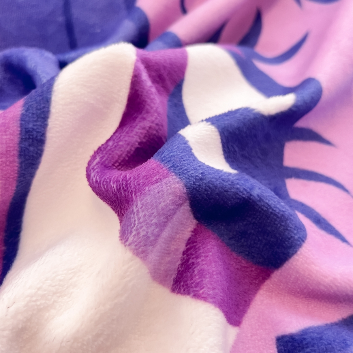 91家纺网 家纺一手货源 找家纺 金爱家 2025新款正版小马宝莉授权大版卡通平网数码印花加厚高克重牛奶绒系列四件套 绒大版-派对时刻