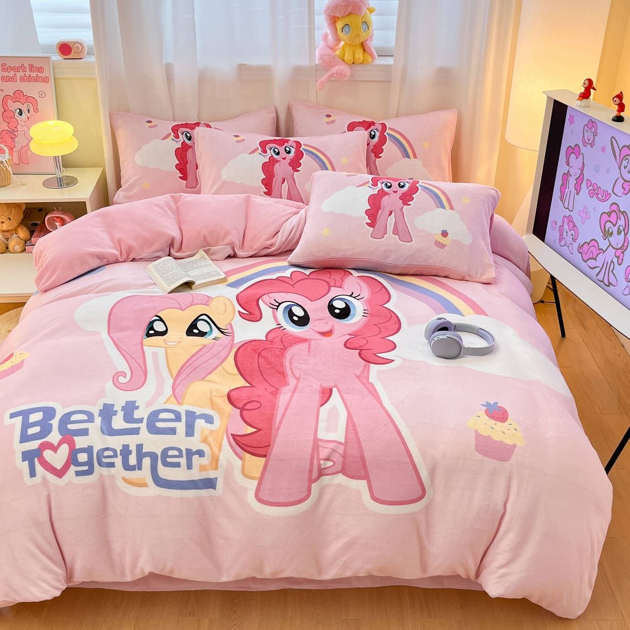 91家纺网 家纺一手货源 找家纺 金爱家 2025新款正版小马宝莉授权大版卡通平网数码印花加厚高克重牛奶绒系列四件套 绒大版-彩虹好朋友