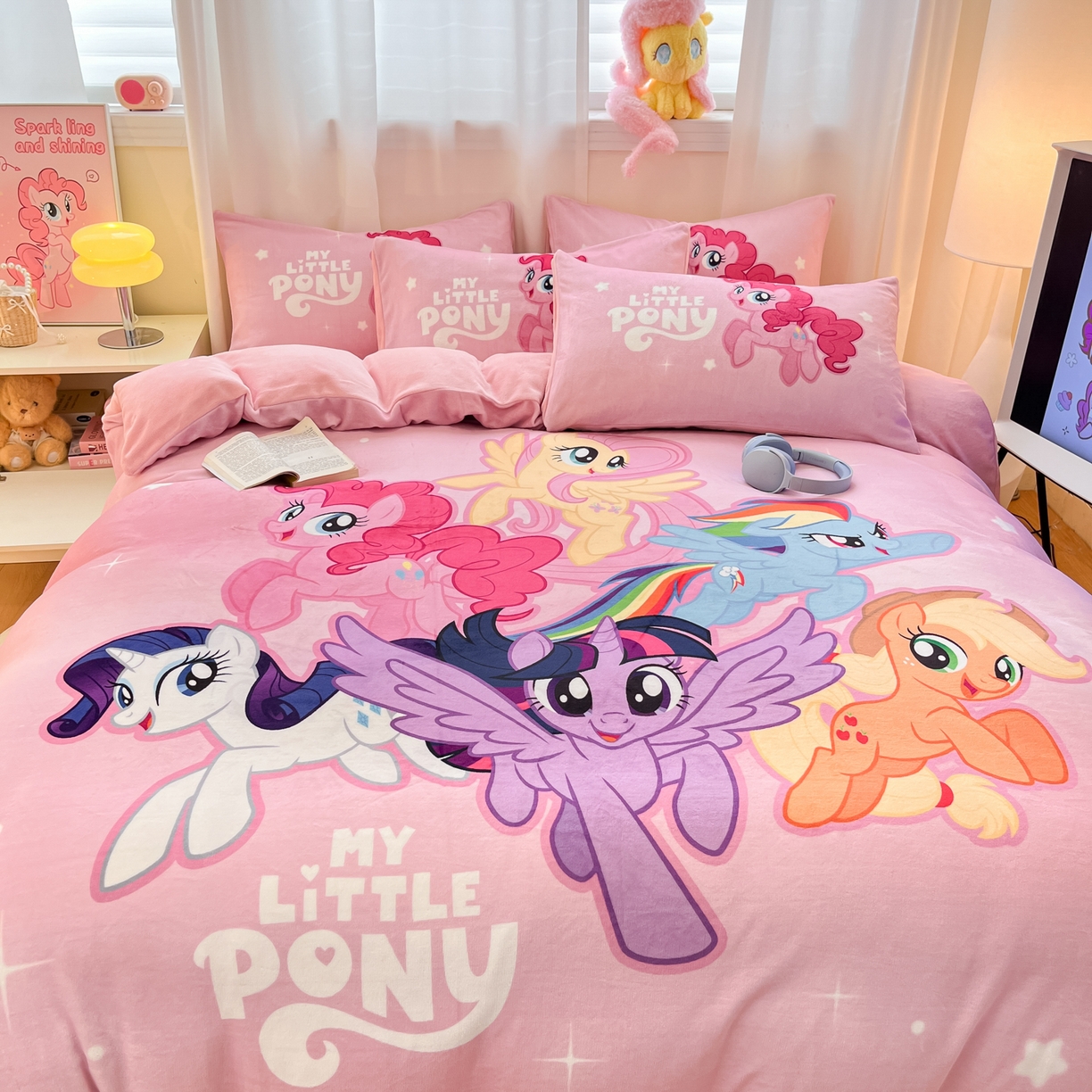 91家纺网 家纺一手货源 找家纺 金爱家 2025新款正版小马宝莉授权大版卡通平网数码印花加厚高克重牛奶绒系列四件套 绒大版-宝莉大家族