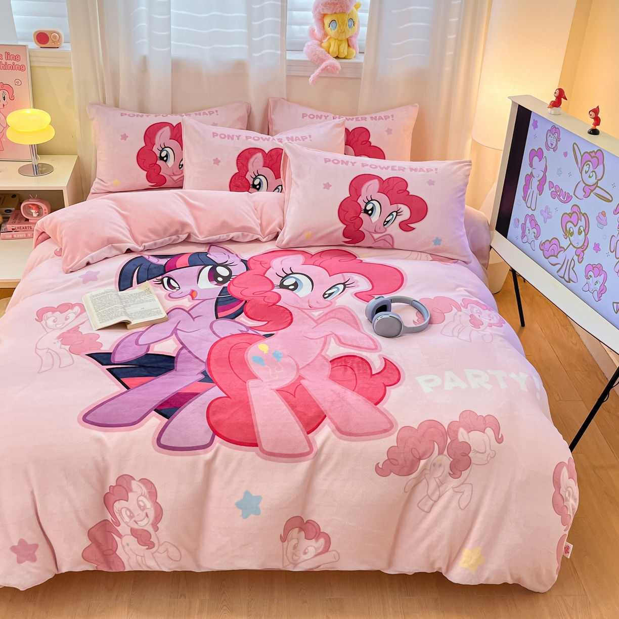 91家纺网 家纺一手货源 找家纺 金爱家 2025新款正版小马宝莉授权大版卡通平网数码印花加厚高克重牛奶绒系列四件套 绒大版-摩登女孩