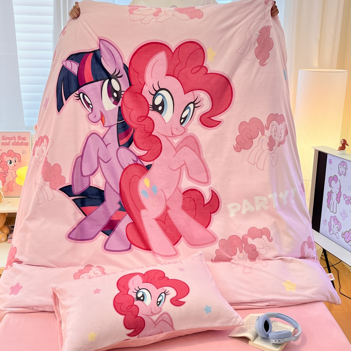 91家纺网 家纺一手货源 找家纺 金爱家 2025新款正版小马宝莉授权大版卡通平网数码印花加厚高克重牛奶绒系列四件套 绒大版-摩登女孩