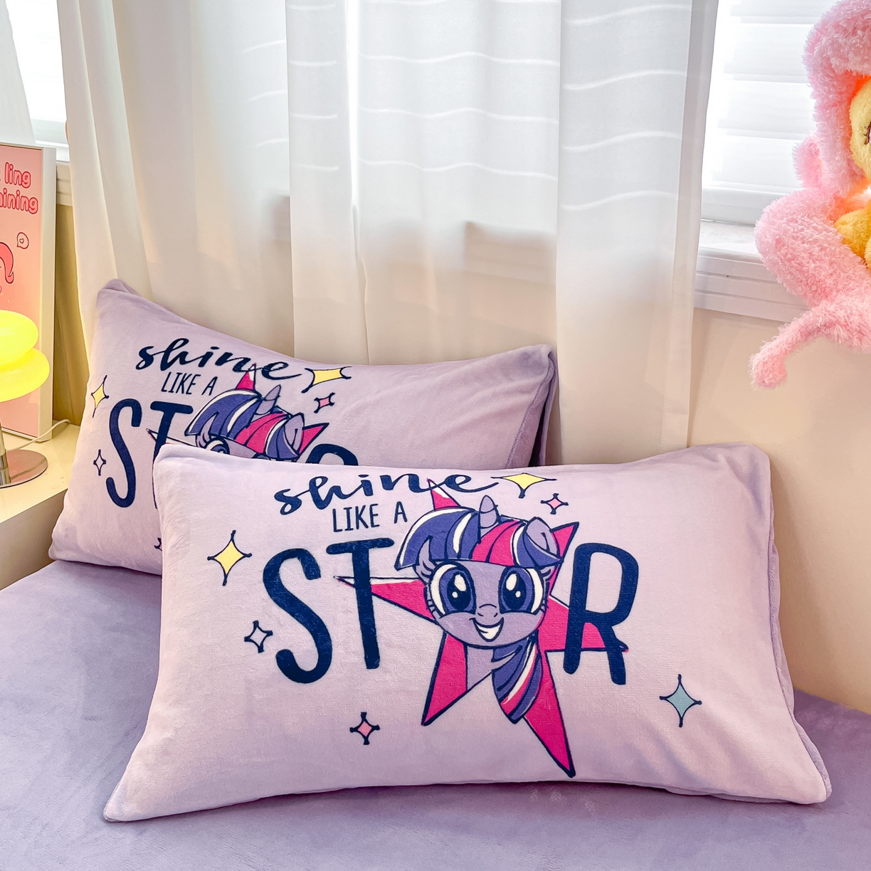 91家纺网 家纺一手货源 找家纺 金爱家 2025新款正版小马宝莉授权大版卡通平网数码印花加厚高克重牛奶绒系列四件套 绒大版-闪亮紫悦