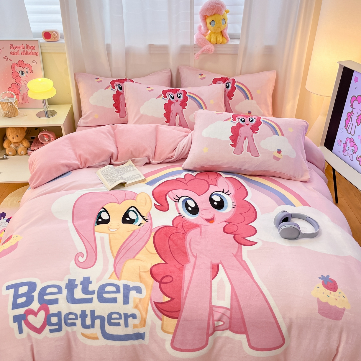 91家纺网 家纺一手货源 找家纺 金爱家 2025新款正版小马宝莉授权大版卡通平网数码印花加厚高克重牛奶绒系列四件套 绒大版-彩虹好朋友