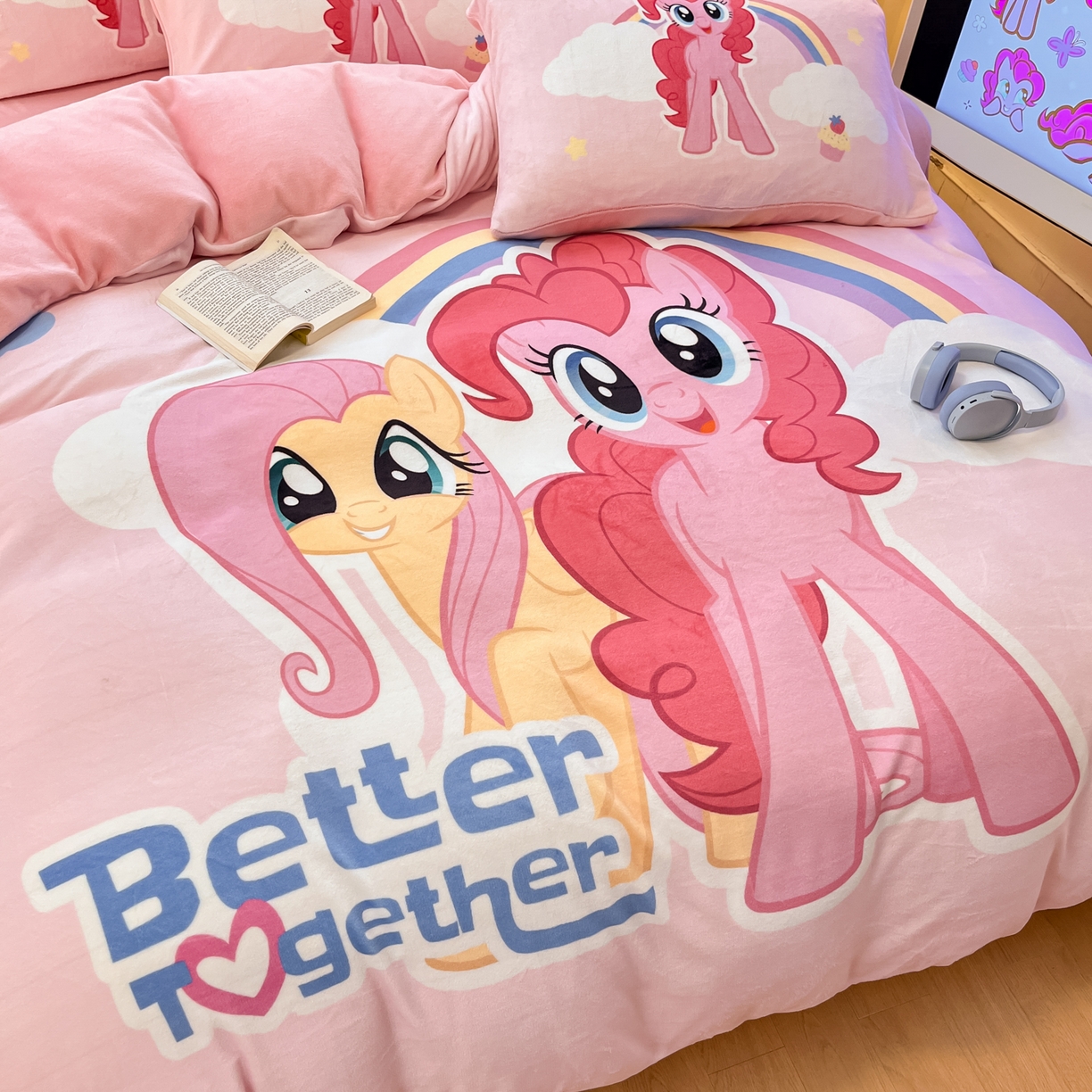 91家纺网 家纺一手货源 找家纺 金爱家 2025新款正版小马宝莉授权大版卡通平网数码印花加厚高克重牛奶绒系列四件套 绒大版-彩虹好朋友