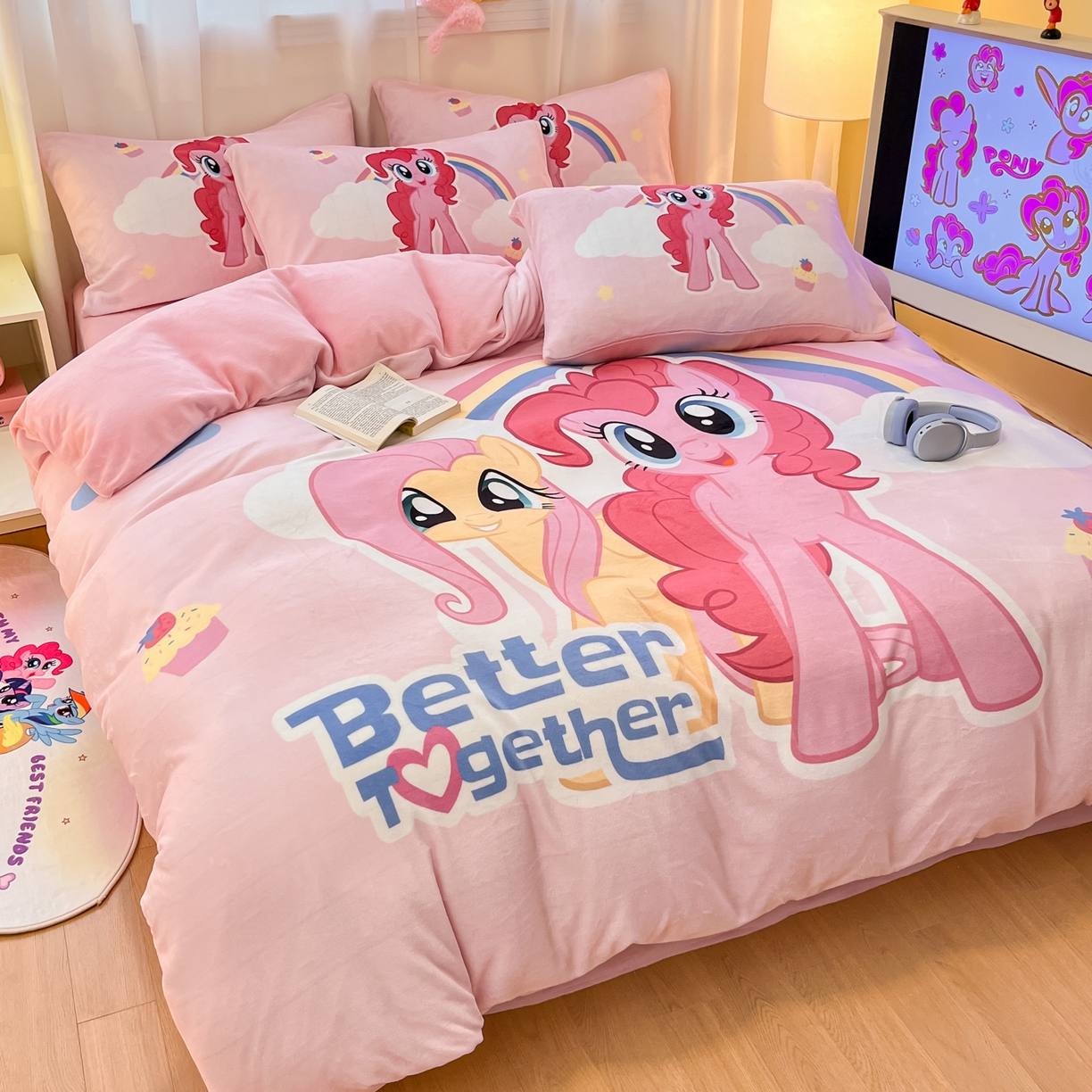 91家纺网 家纺一手货源 找家纺 金爱家 2025新款正版小马宝莉授权大版卡通平网数码印花加厚高克重牛奶绒系列四件套 绒大版-彩虹好朋友