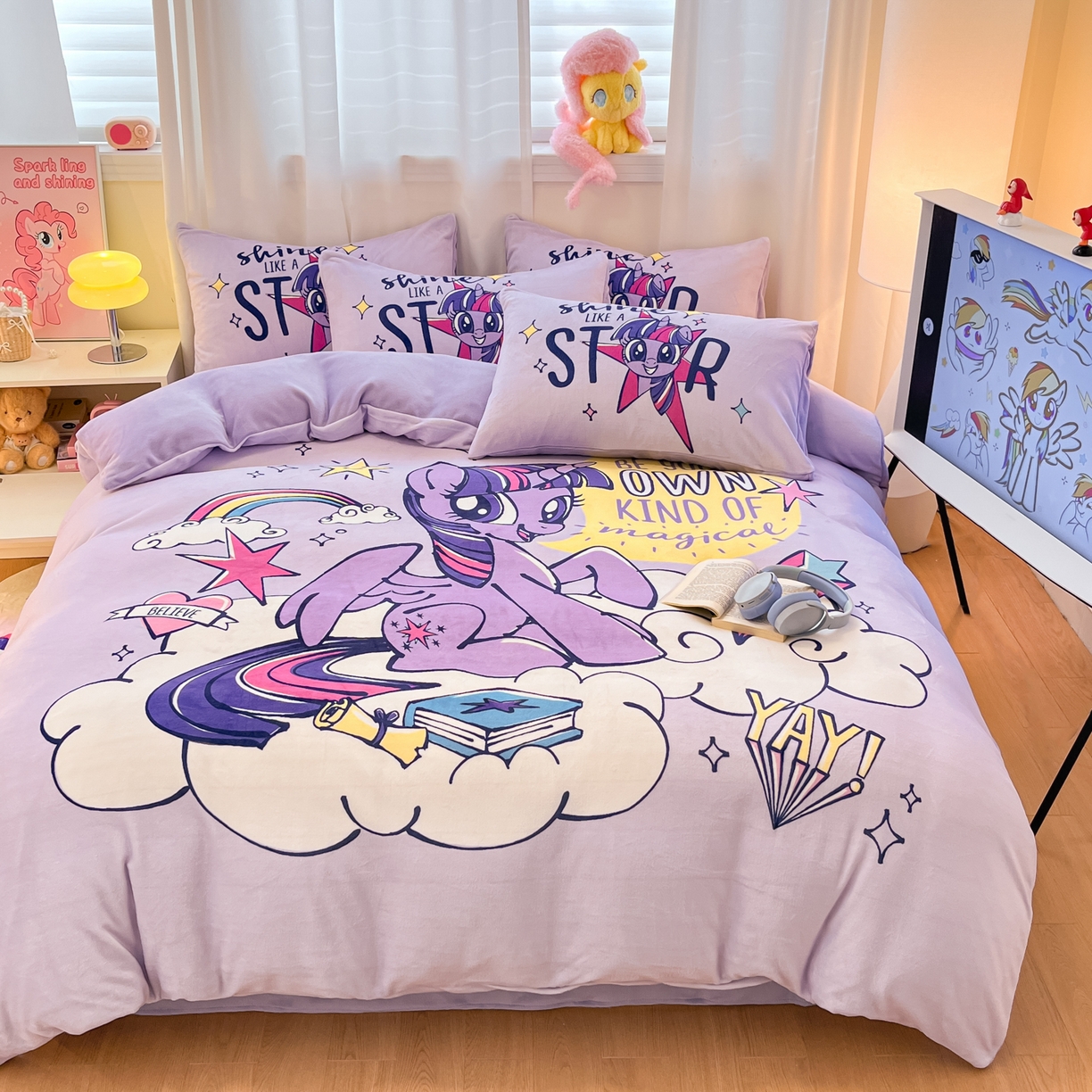 91家纺网 家纺一手货源 找家纺 金爱家 2025新款正版小马宝莉授权大版卡通平网数码印花加厚高克重牛奶绒系列四件套 绒大版-闪亮紫悦