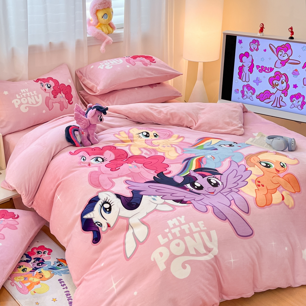 91家纺网 家纺一手货源 找家纺 金爱家 2025新款正版小马宝莉授权大版卡通平网数码印花加厚高克重牛奶绒系列四件套 绒大版-宝莉大家族