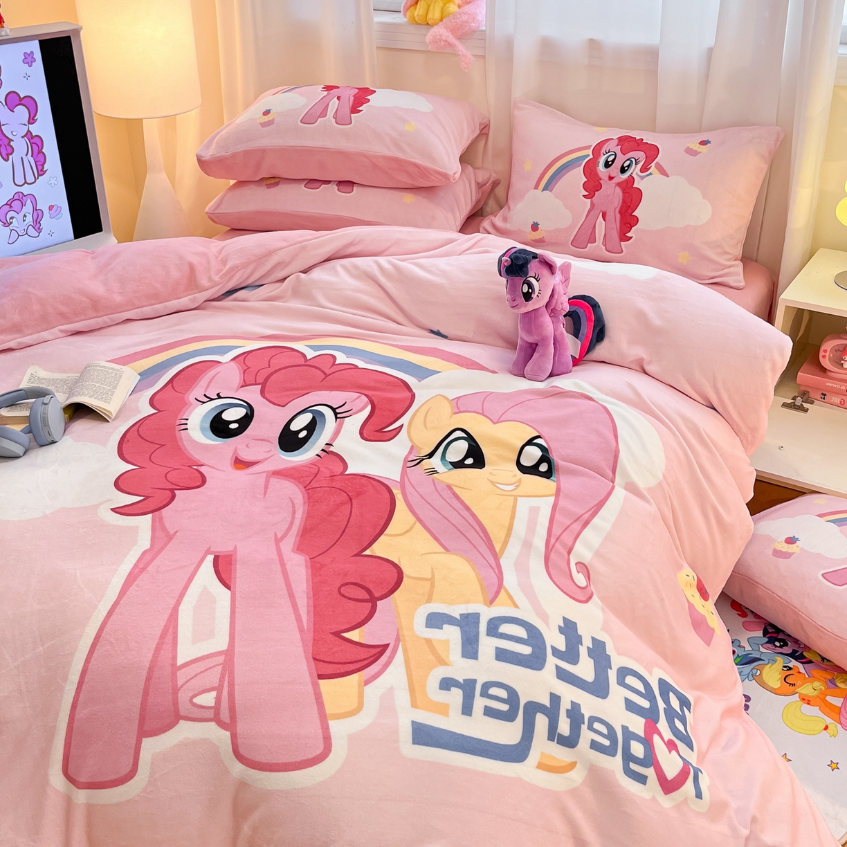 91家纺网 家纺一手货源 找家纺 金爱家 2025新款正版小马宝莉授权大版卡通平网数码印花加厚高克重牛奶绒系列四件套 绒大版-彩虹好朋友