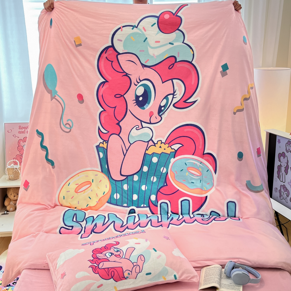 91家纺网 家纺一手货源 找家纺 金爱家 2025新款正版小马宝莉授权大版卡通平网数码印花加厚高克重牛奶绒系列四件套 绒大版-甜甜圈碧琪