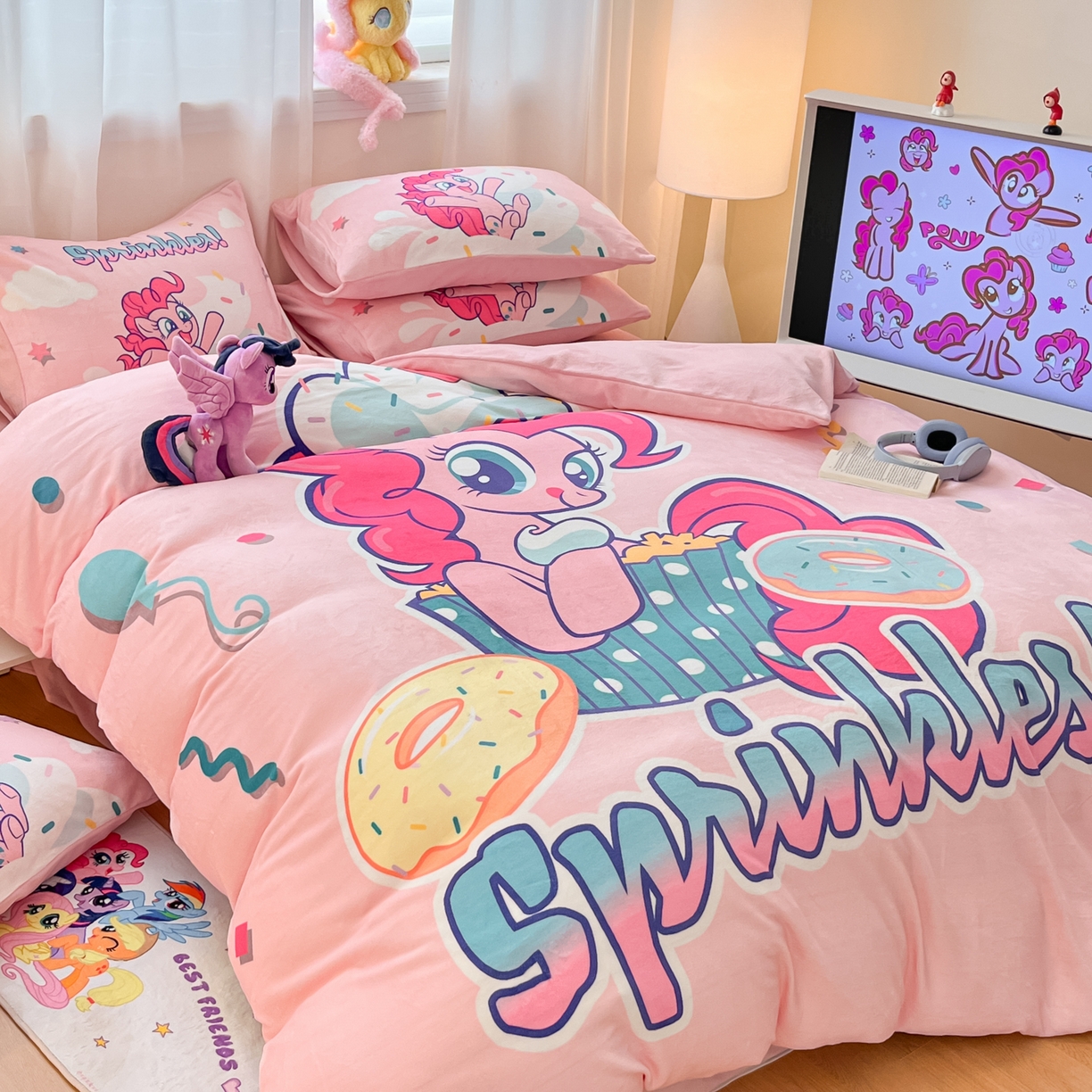 91家纺网 家纺一手货源 找家纺 金爱家 2025新款正版小马宝莉授权大版卡通平网数码印花加厚高克重牛奶绒系列四件套 绒大版-甜甜圈碧琪