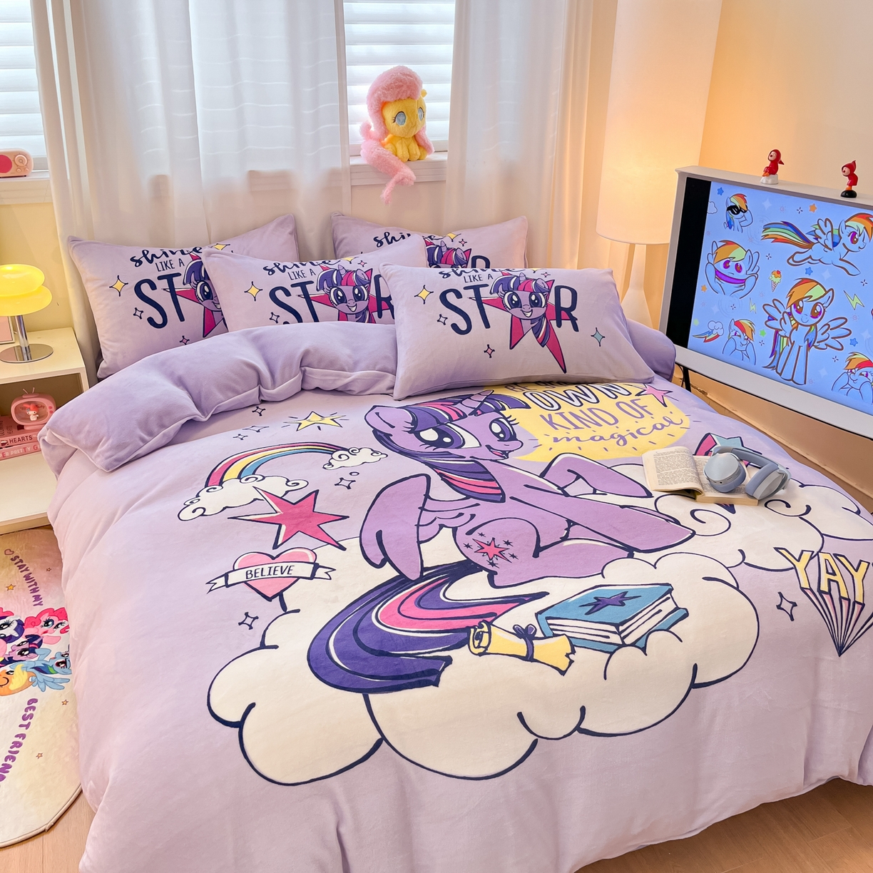 91家纺网 家纺一手货源 找家纺 金爱家 2025新款正版小马宝莉授权大版卡通平网数码印花加厚高克重牛奶绒系列四件套 绒大版-闪亮紫悦