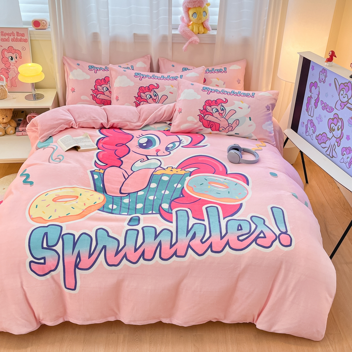 91家纺网 家纺一手货源 找家纺 金爱家 2025新款正版小马宝莉授权大版卡通平网数码印花加厚高克重牛奶绒系列四件套 绒大版-甜甜圈碧琪