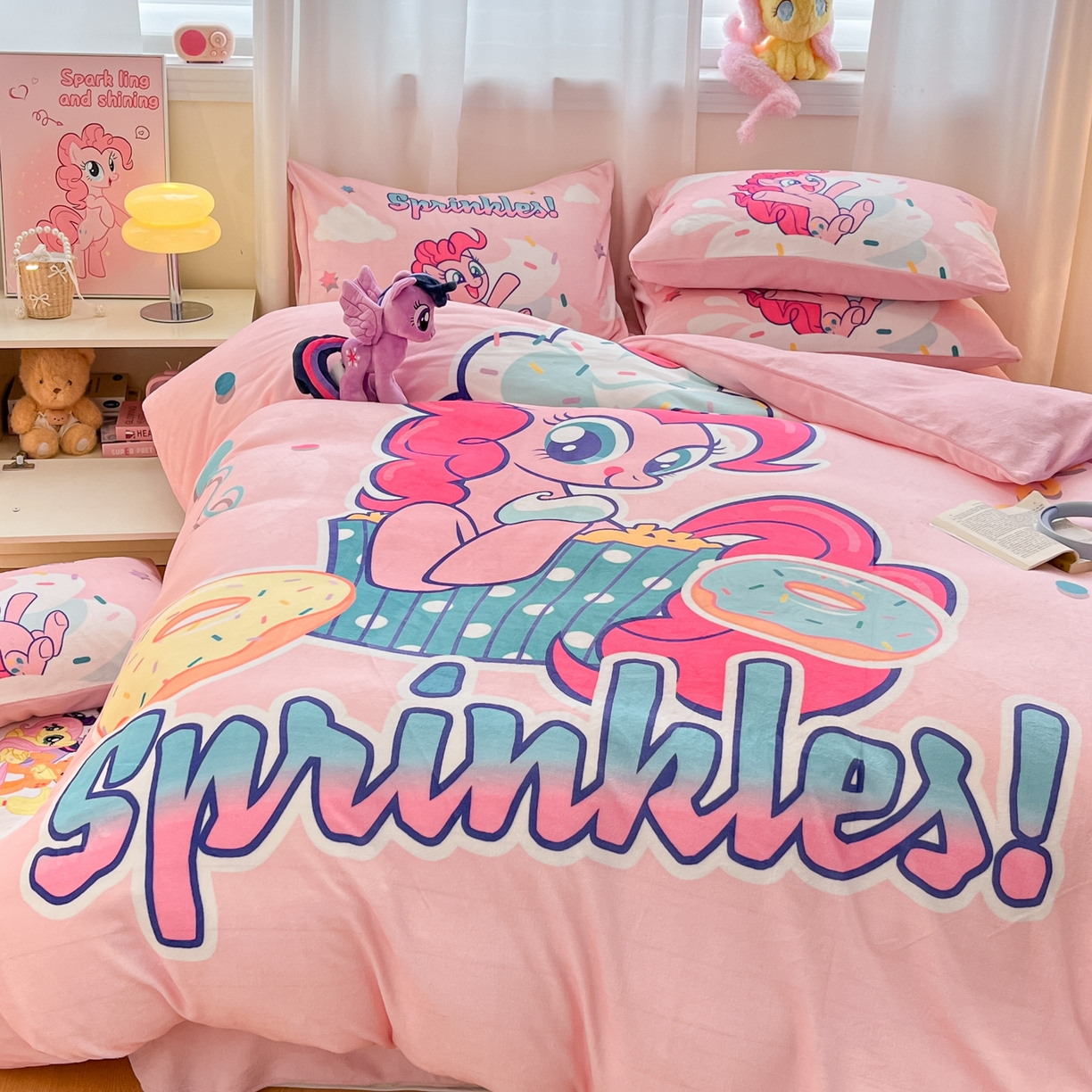 91家纺网 家纺一手货源 找家纺 金爱家 2025新款正版小马宝莉授权大版卡通平网数码印花加厚高克重牛奶绒系列四件套 绒大版-甜甜圈碧琪