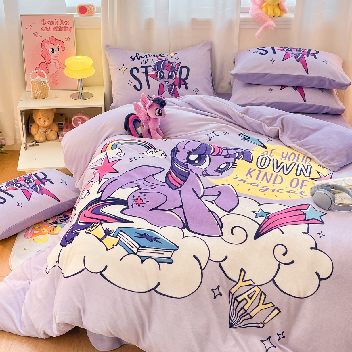 91家纺网 家纺一手货源 找家纺 金爱家 2025新款正版小马宝莉授权大版卡通平网数码印花加厚高克重牛奶绒系列四件套 绒大版-闪亮紫悦