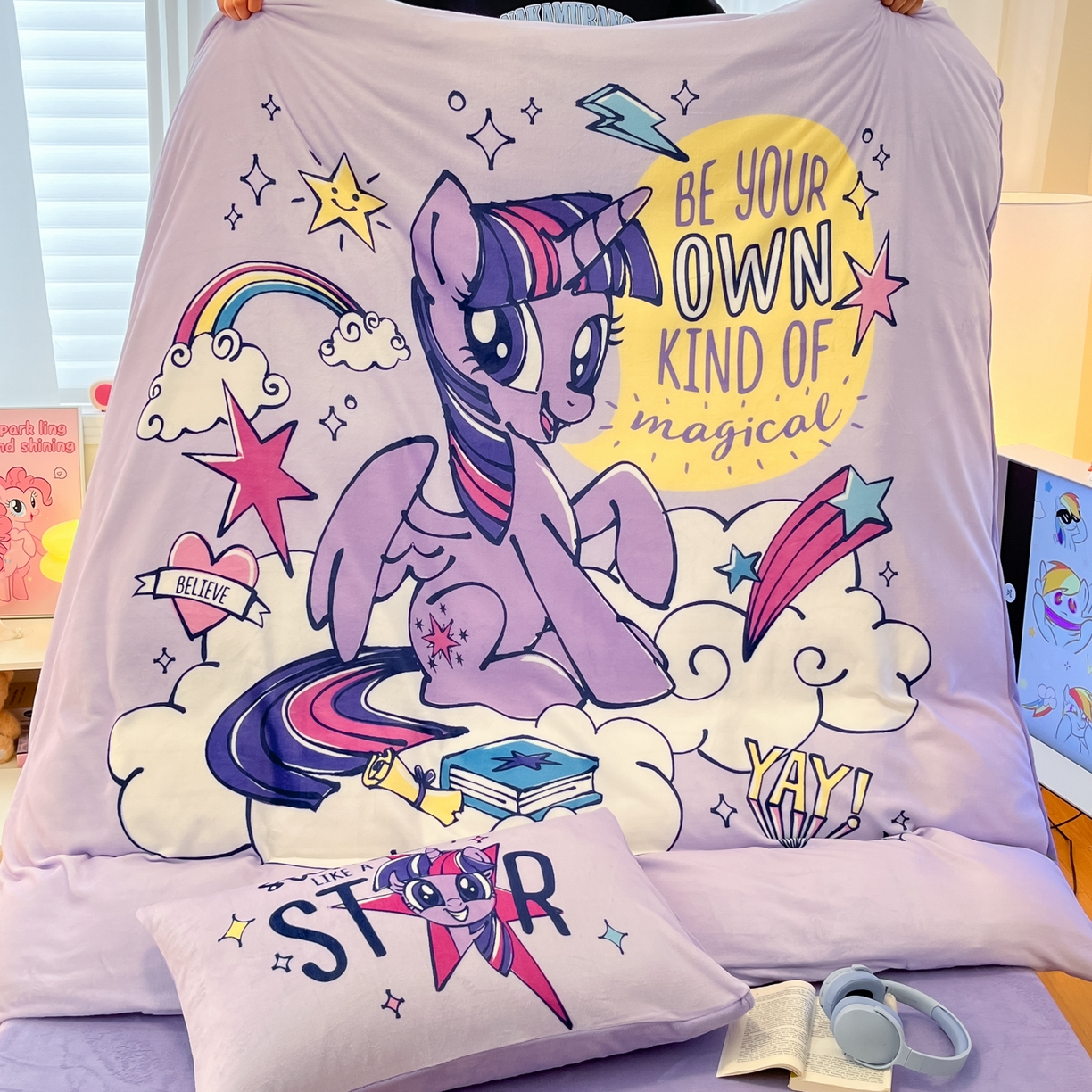 91家纺网 家纺一手货源 找家纺 金爱家 2025新款正版小马宝莉授权大版卡通平网数码印花加厚高克重牛奶绒系列四件套 绒大版-闪亮紫悦