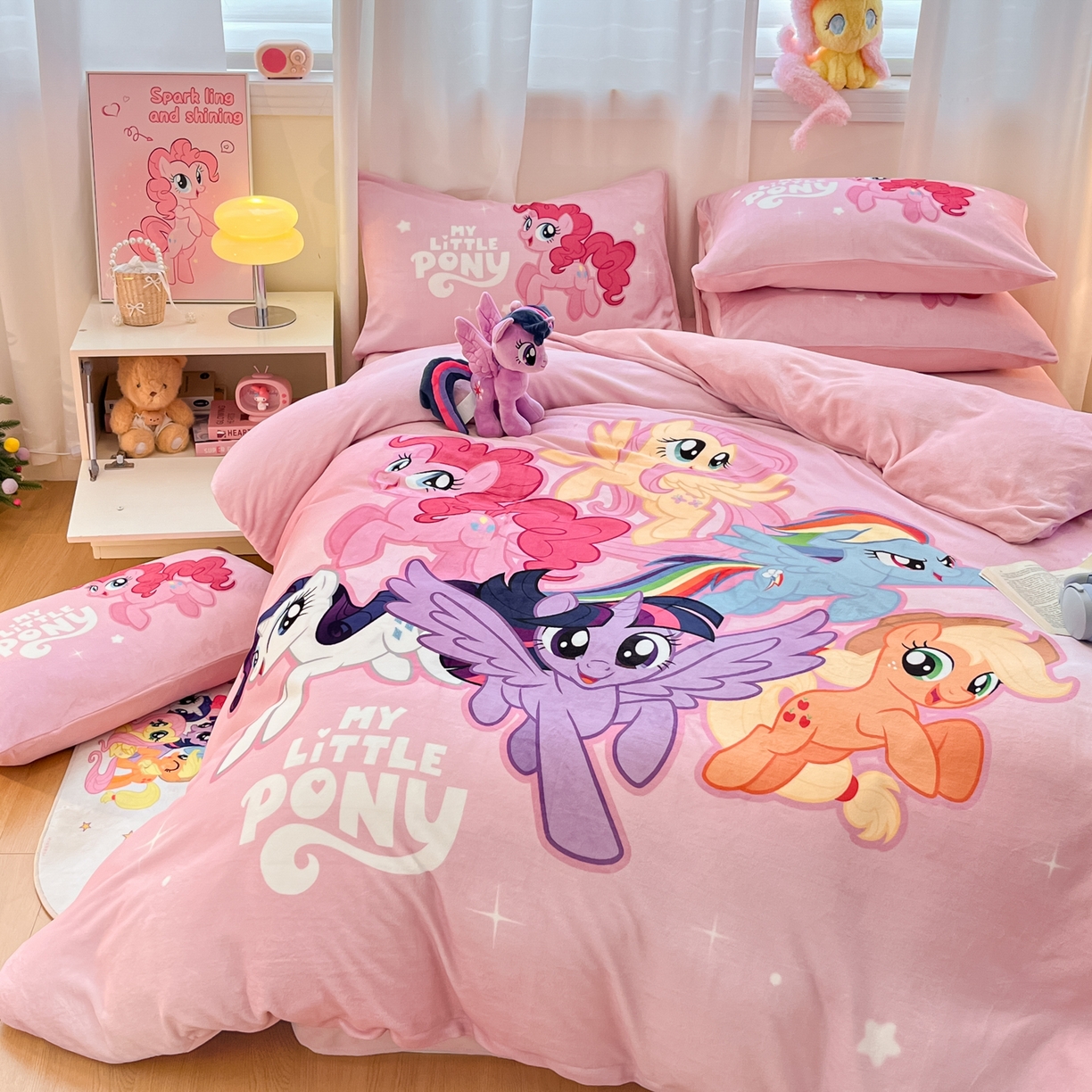 91家纺网 家纺一手货源 找家纺 金爱家 2025新款正版小马宝莉授权大版卡通平网数码印花加厚高克重牛奶绒系列四件套 绒大版-宝莉大家族