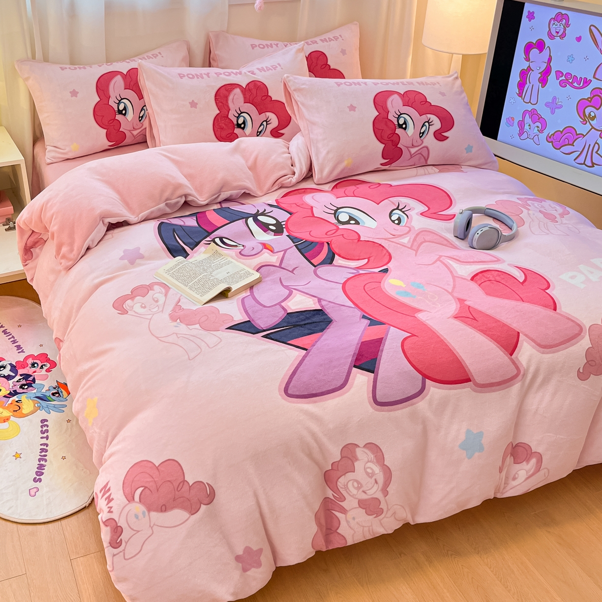 91家纺网 家纺一手货源 找家纺 金爱家 2025新款正版小马宝莉授权大版卡通平网数码印花加厚高克重牛奶绒系列四件套 绒大版-摩登女孩