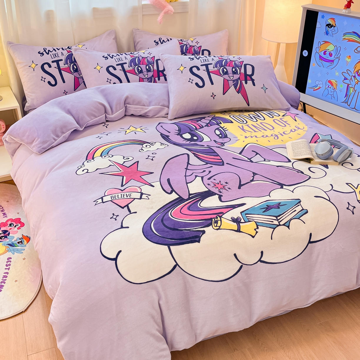 91家纺网 家纺一手货源 找家纺 金爱家 2025新款正版小马宝莉授权大版卡通平网数码印花加厚高克重牛奶绒系列四件套 绒大版-闪亮紫悦