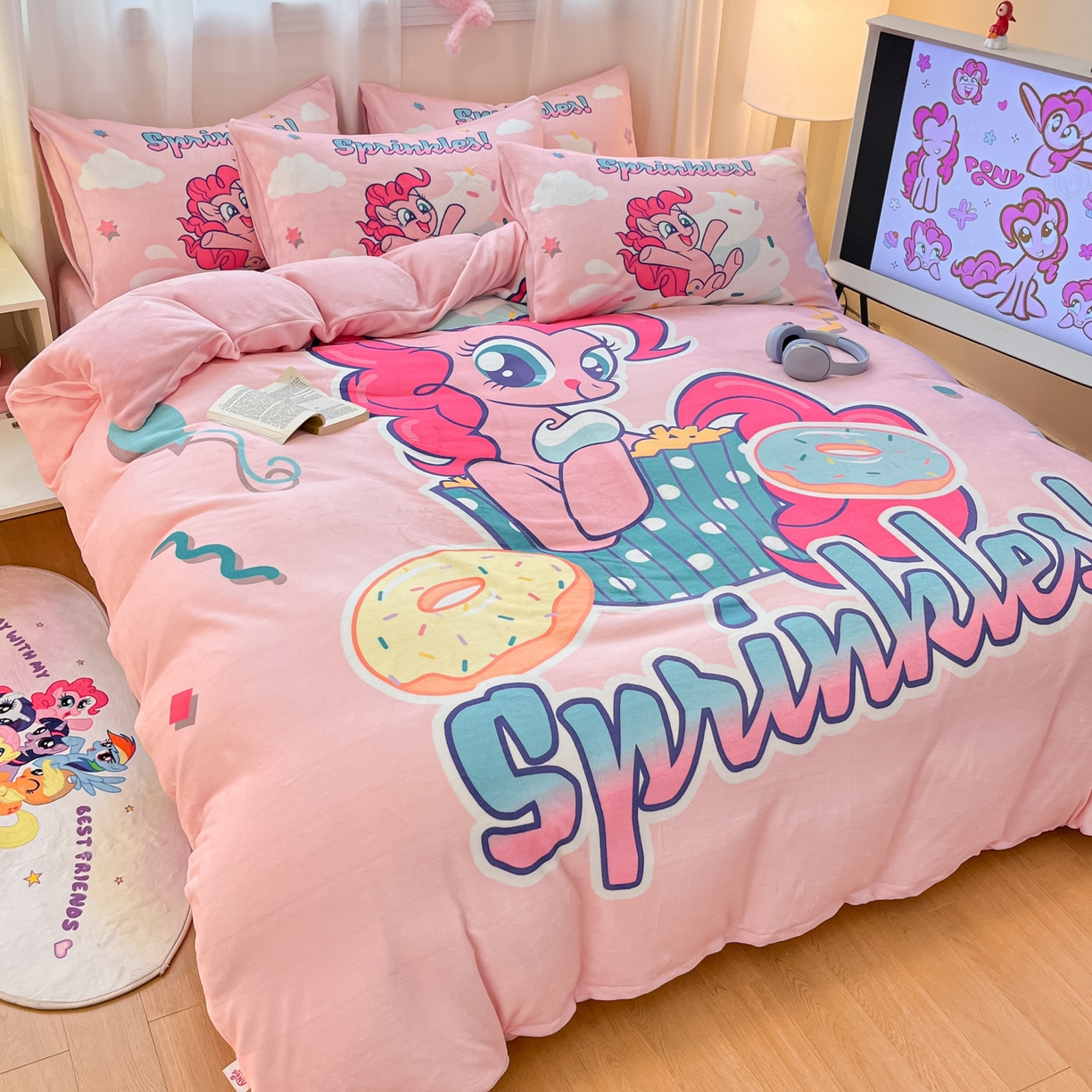 91家纺网 家纺一手货源 找家纺 金爱家 2025新款正版小马宝莉授权大版卡通平网数码印花加厚高克重牛奶绒系列四件套 绒大版-甜甜圈碧琪