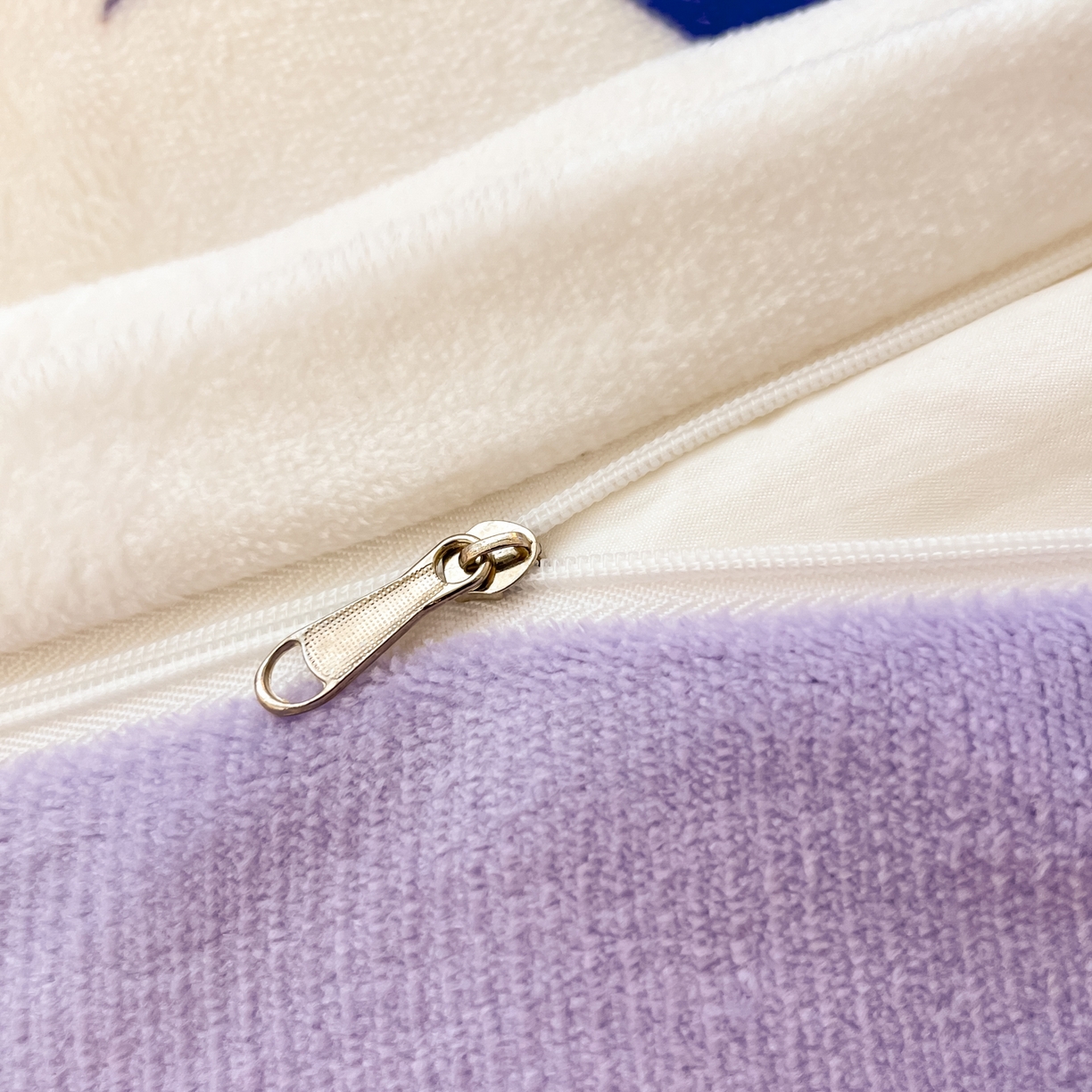 91家纺网 家纺一手货源 找家纺 金爱家 2025新款正版小马宝莉授权大版卡通平网数码印花加厚高克重牛奶绒系列四件套 绒大版-派对时刻