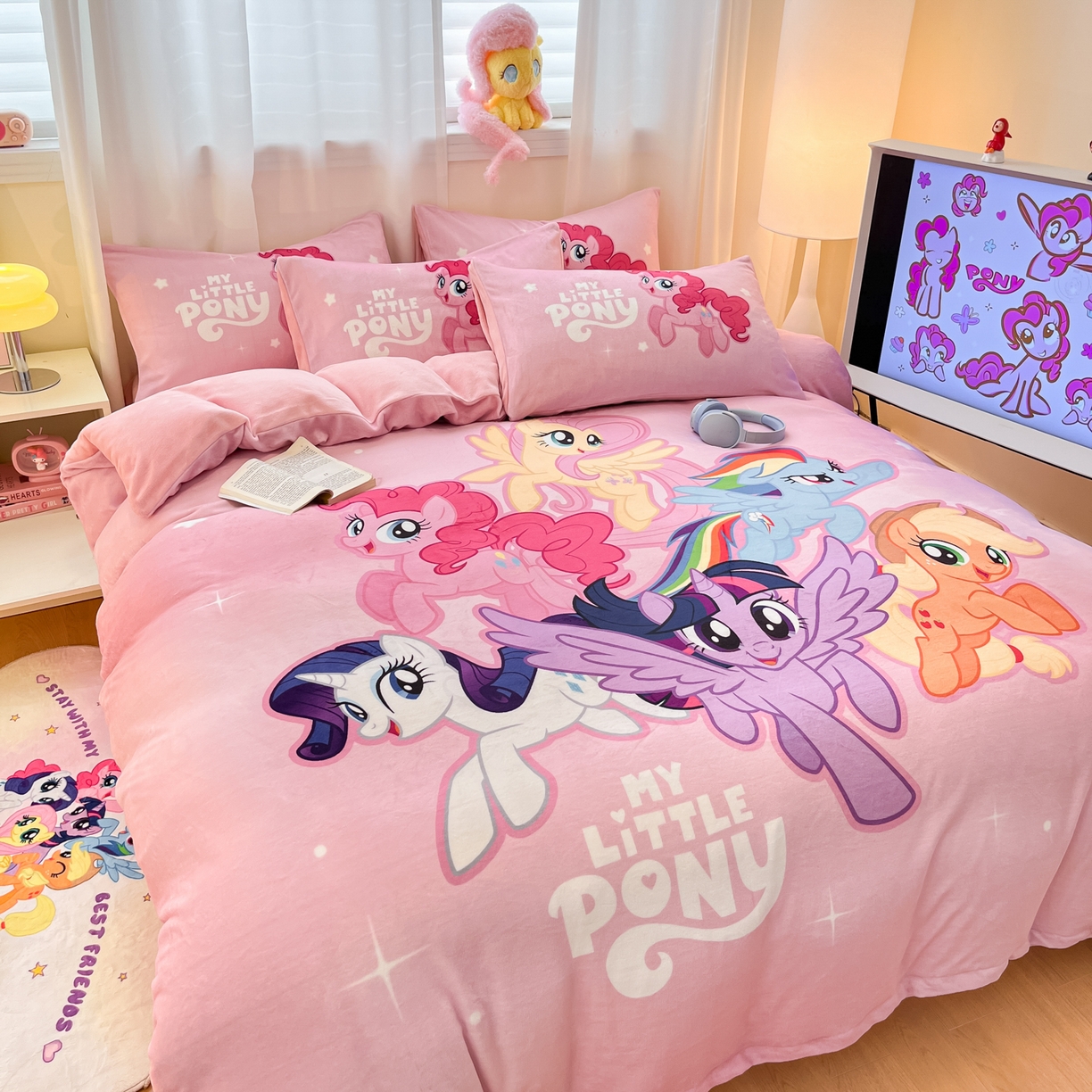 91家纺网 家纺一手货源 找家纺 金爱家 2025新款正版小马宝莉授权大版卡通平网数码印花加厚高克重牛奶绒系列四件套 绒大版-宝莉大家族