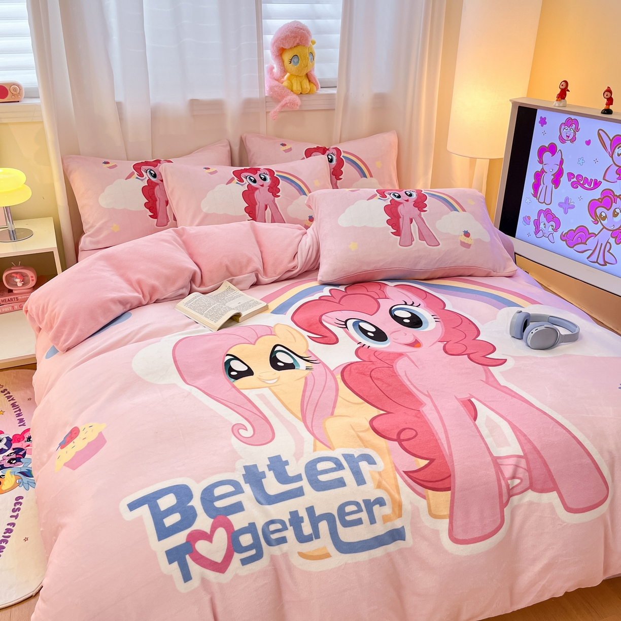 91家纺网 家纺一手货源 找家纺 金爱家 2025新款正版小马宝莉授权大版卡通平网数码印花加厚高克重牛奶绒系列四件套 绒大版-彩虹好朋友