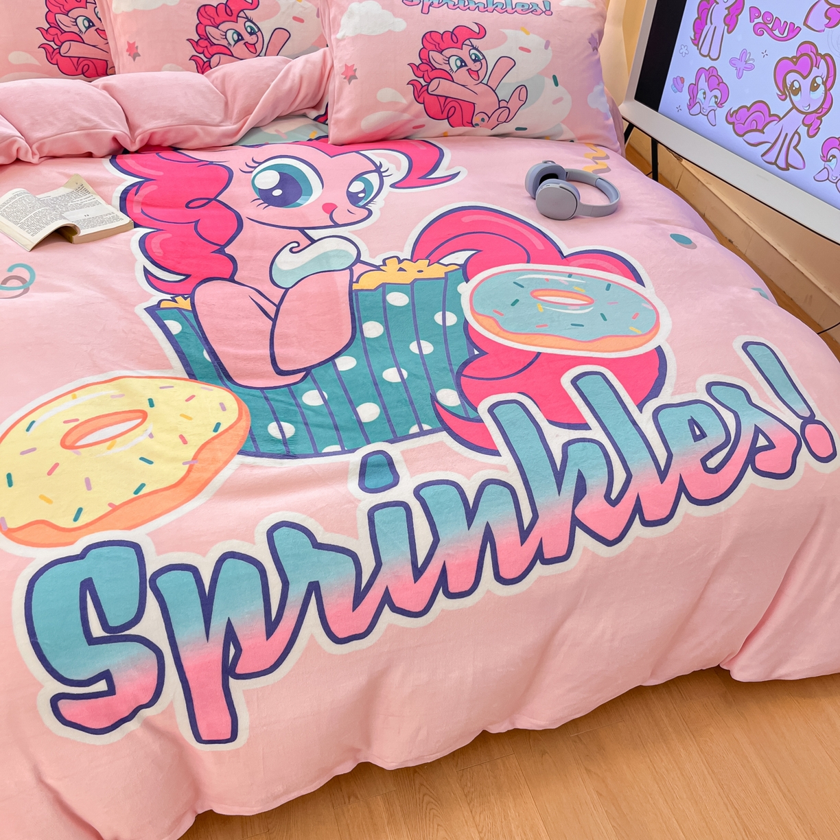 91家纺网 家纺一手货源 找家纺 金爱家 2025新款正版小马宝莉授权大版卡通平网数码印花加厚高克重牛奶绒系列四件套 绒大版-甜甜圈碧琪