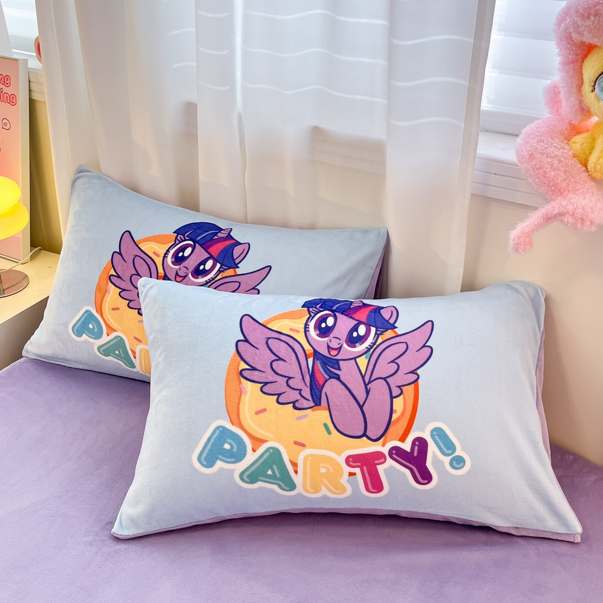 91家纺网 家纺一手货源 找家纺 金爱家 2025新款正版小马宝莉授权大版卡通平网数码印花加厚高克重牛奶绒系列四件套 绒大版-派对时刻