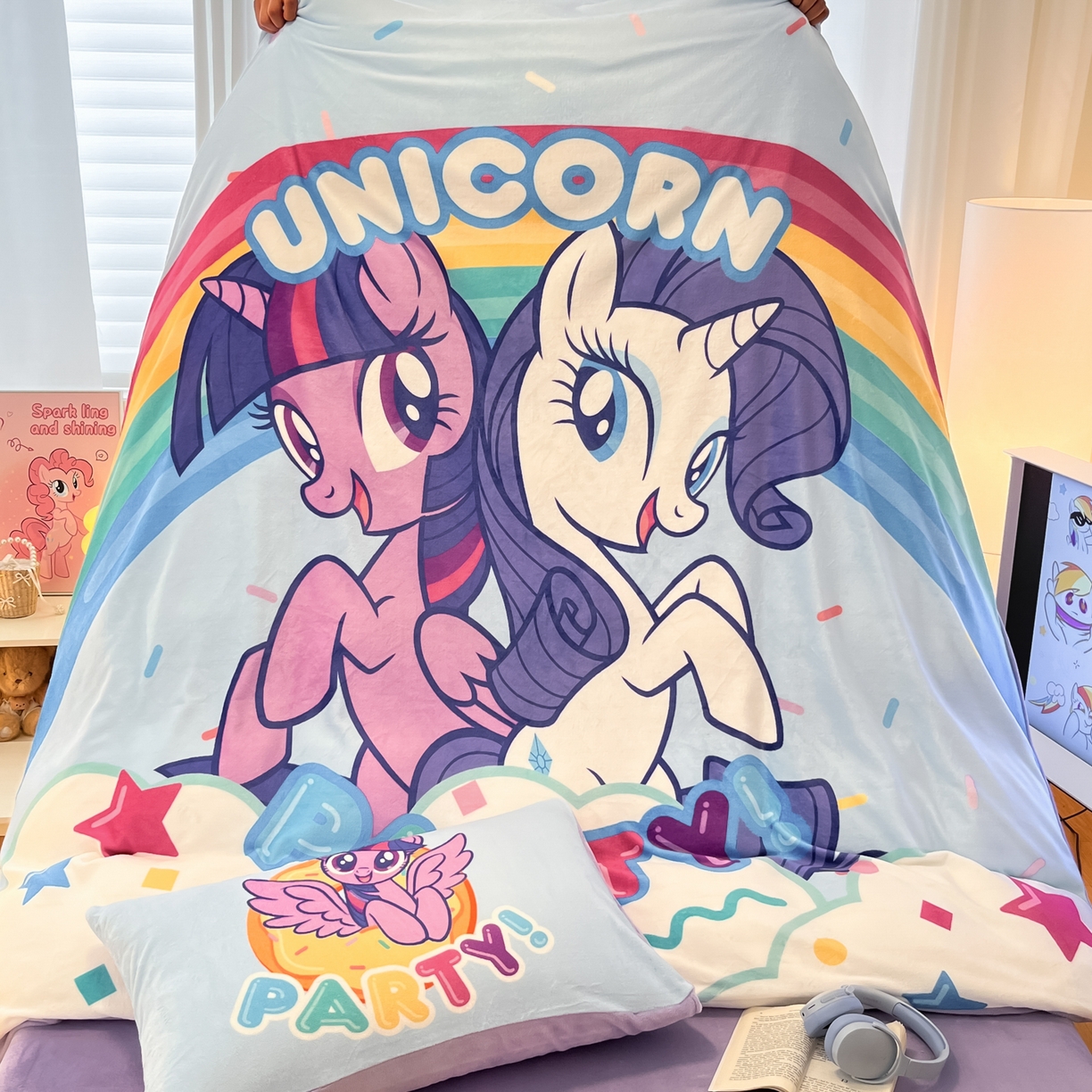 91家纺网 家纺一手货源 找家纺 金爱家 2025新款正版小马宝莉授权大版卡通平网数码印花加厚高克重牛奶绒系列四件套 绒大版-派对时刻