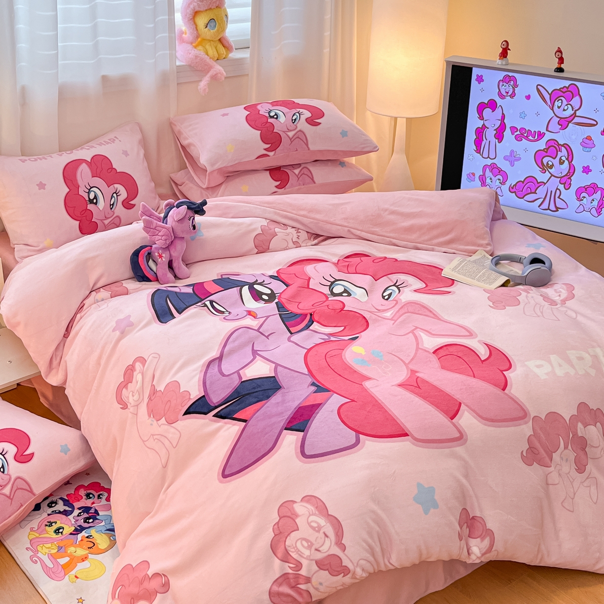 91家纺网 家纺一手货源 找家纺 金爱家 2025新款正版小马宝莉授权大版卡通平网数码印花加厚高克重牛奶绒系列四件套 绒大版-摩登女孩