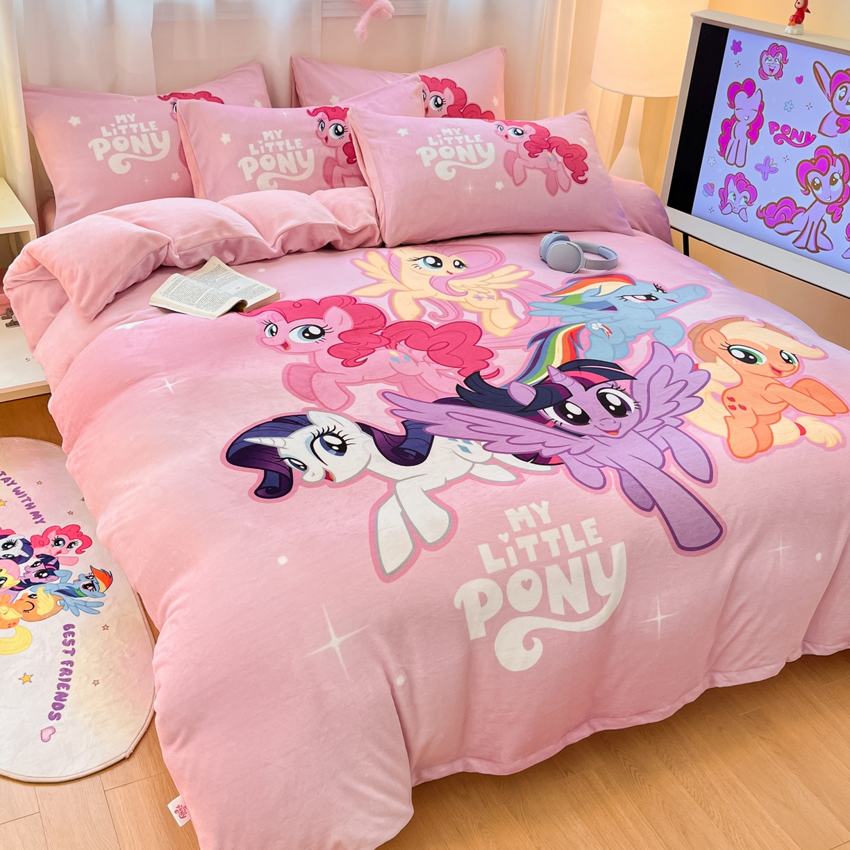 91家纺网 家纺一手货源 找家纺 金爱家 2025新款正版小马宝莉授权大版卡通平网数码印花加厚高克重牛奶绒系列四件套 绒大版-宝莉大家族