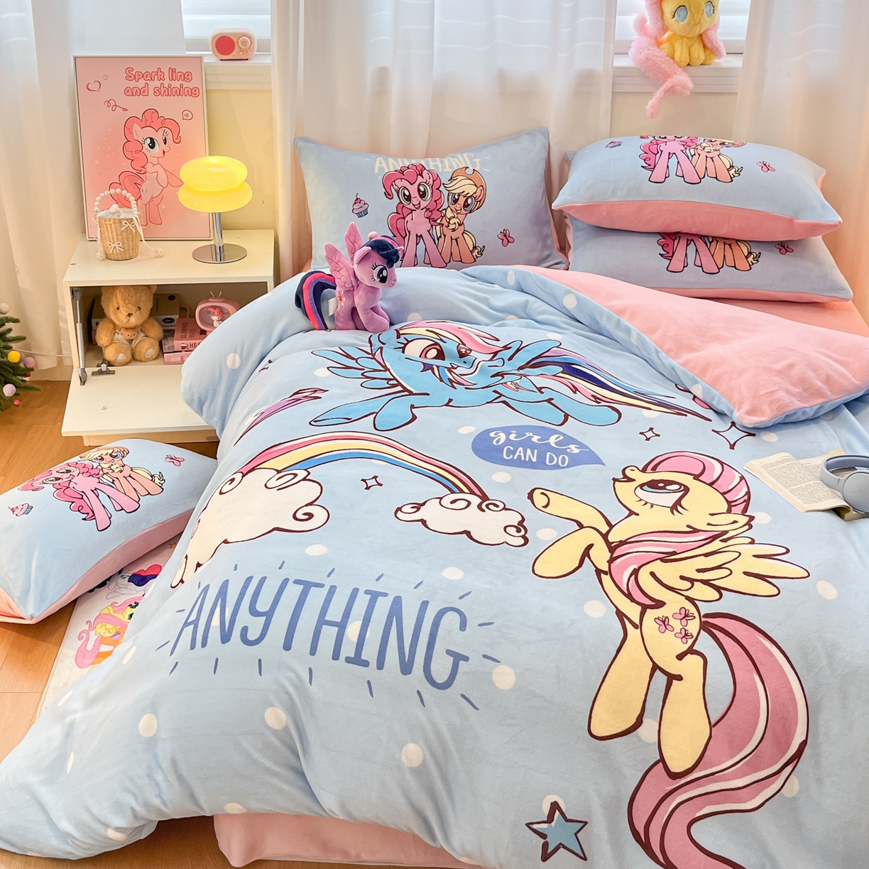 91家纺网 家纺一手货源 找家纺 金爱家 2025新款正版小马宝莉授权大版卡通平网数码印花加厚高克重牛奶绒系列四件套 绒大版-友谊的魔力