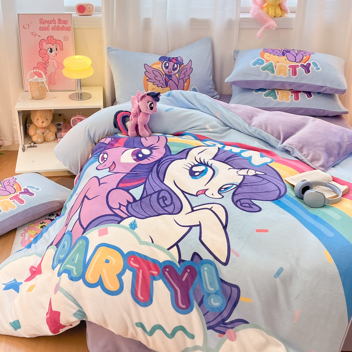 91家纺网 家纺一手货源 找家纺 金爱家 2025新款正版小马宝莉授权大版卡通平网数码印花加厚高克重牛奶绒系列四件套 绒大版-派对时刻