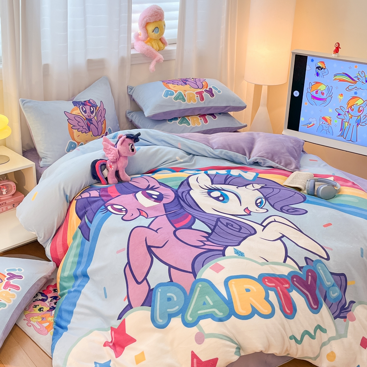 91家纺网 家纺一手货源 找家纺 金爱家 2025新款正版小马宝莉授权大版卡通平网数码印花加厚高克重牛奶绒系列四件套 绒大版-派对时刻