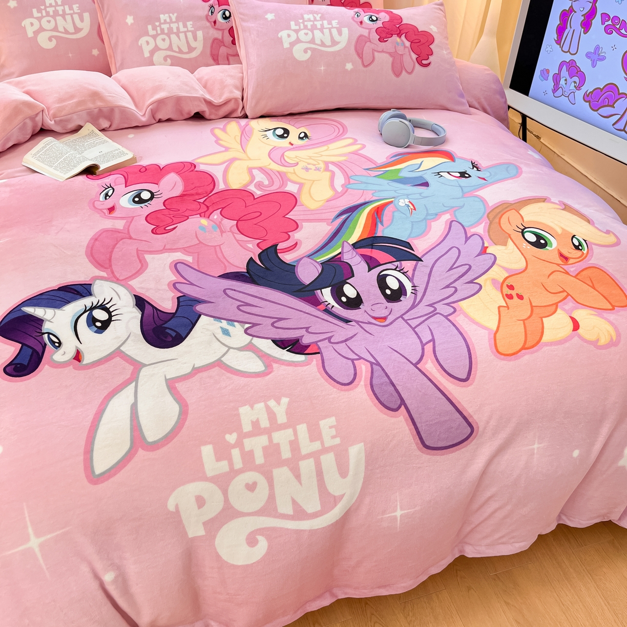 91家纺网 家纺一手货源 找家纺 金爱家 2025新款正版小马宝莉授权大版卡通平网数码印花加厚高克重牛奶绒系列四件套 绒大版-宝莉大家族