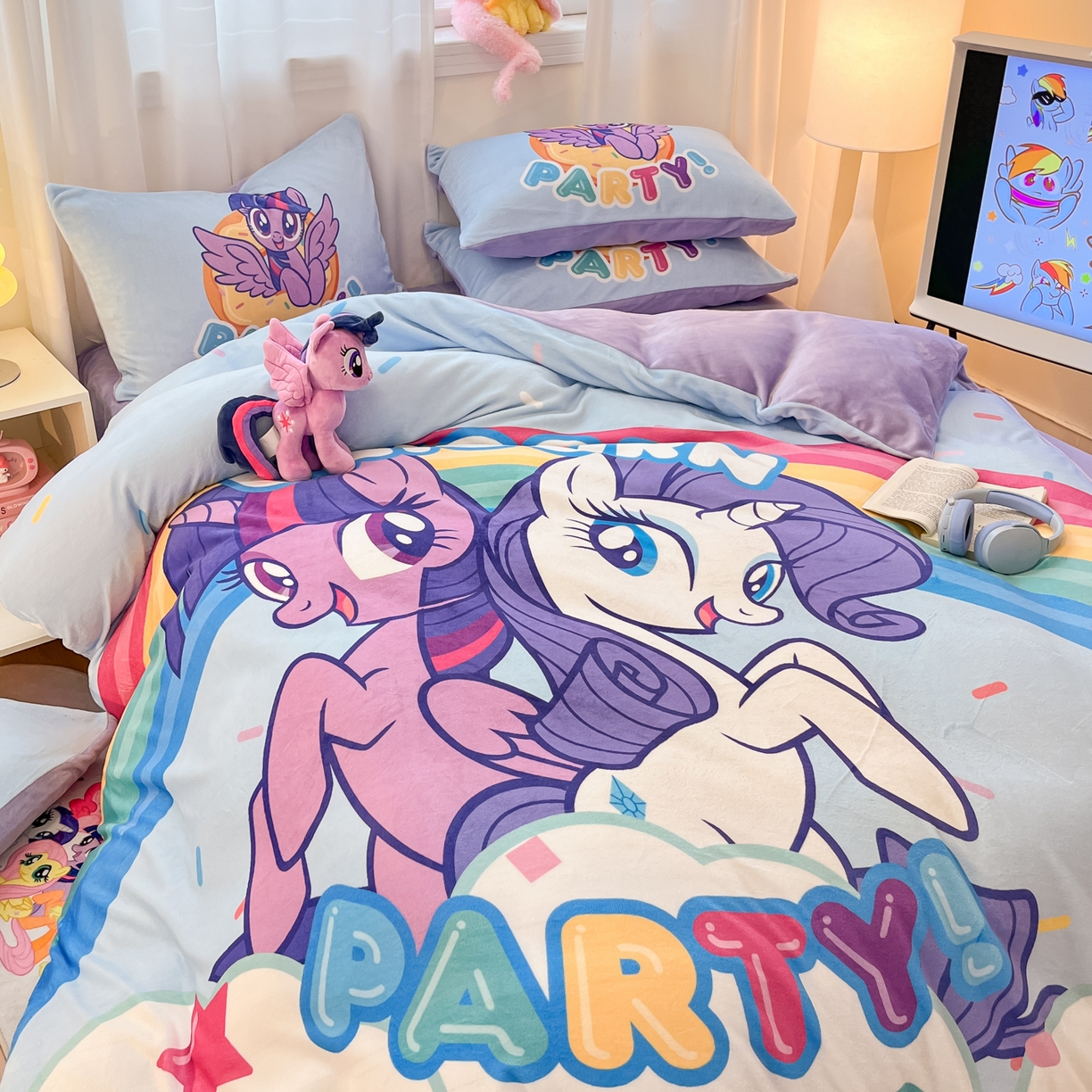 91家纺网 家纺一手货源 找家纺 金爱家 2025新款正版小马宝莉授权大版卡通平网数码印花加厚高克重牛奶绒系列四件套 绒大版-派对时刻