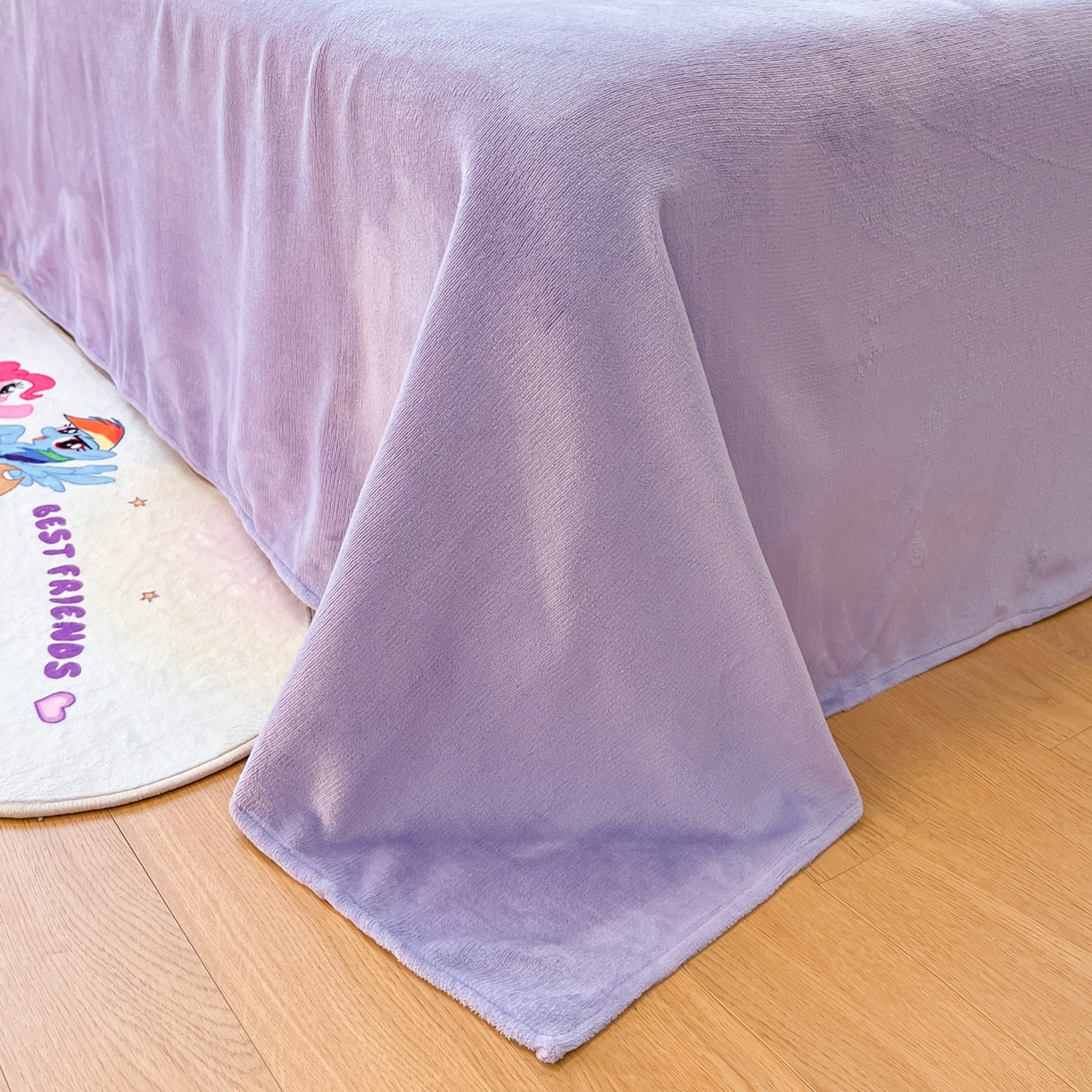 91家纺网 家纺一手货源 找家纺 金爱家 2025新款正版小马宝莉授权大版卡通平网数码印花加厚高克重牛奶绒系列四件套 绒大版-派对时刻