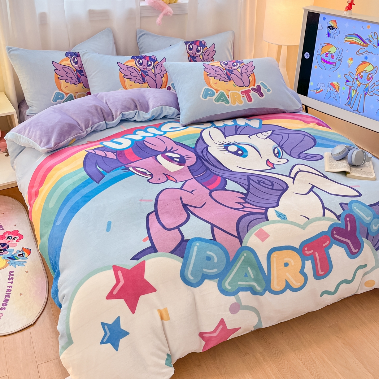 91家纺网 家纺一手货源 找家纺 金爱家 2025新款正版小马宝莉授权大版卡通平网数码印花加厚高克重牛奶绒系列四件套 绒大版-派对时刻