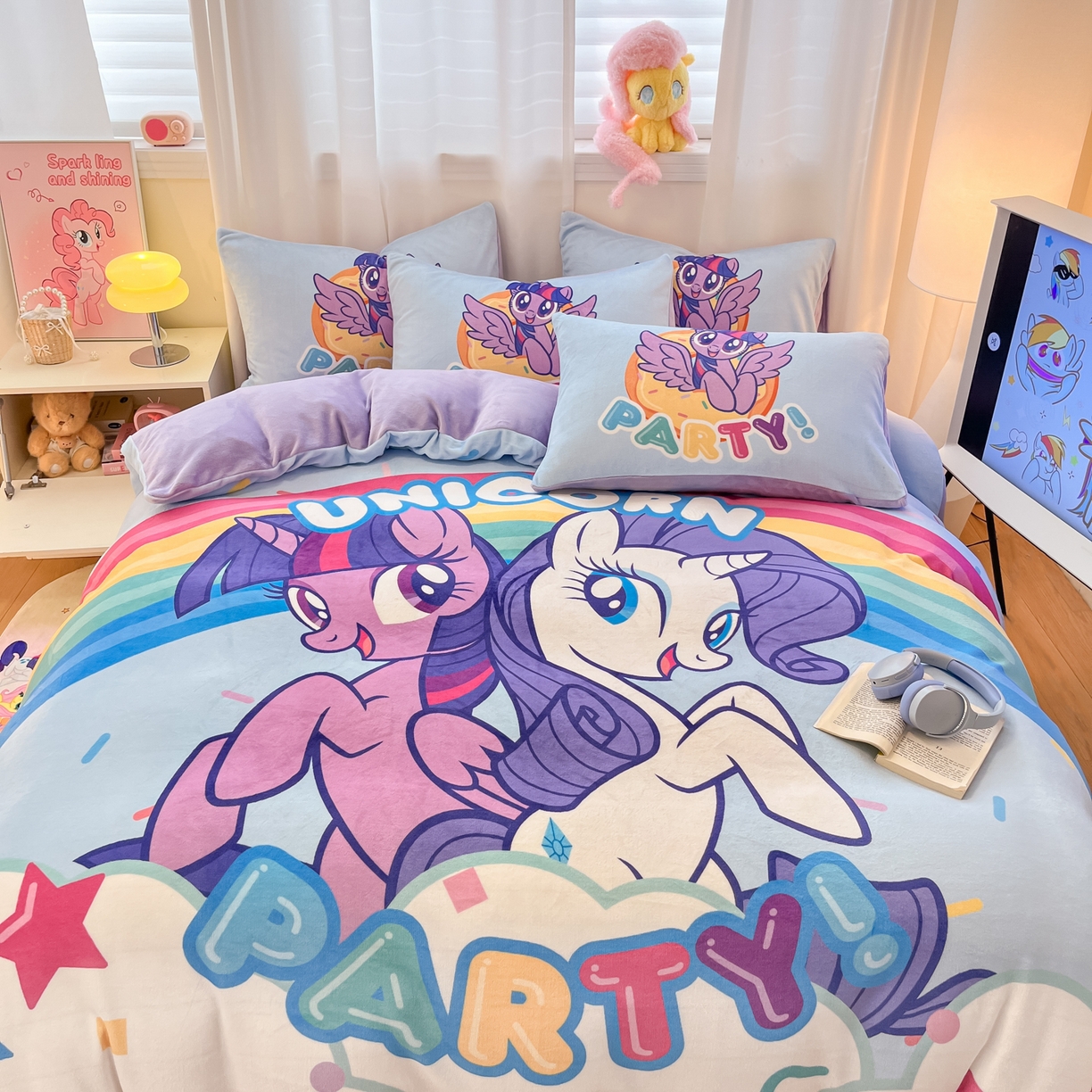 91家纺网 家纺一手货源 找家纺 金爱家 2025新款正版小马宝莉授权大版卡通平网数码印花加厚高克重牛奶绒系列四件套 绒大版-派对时刻